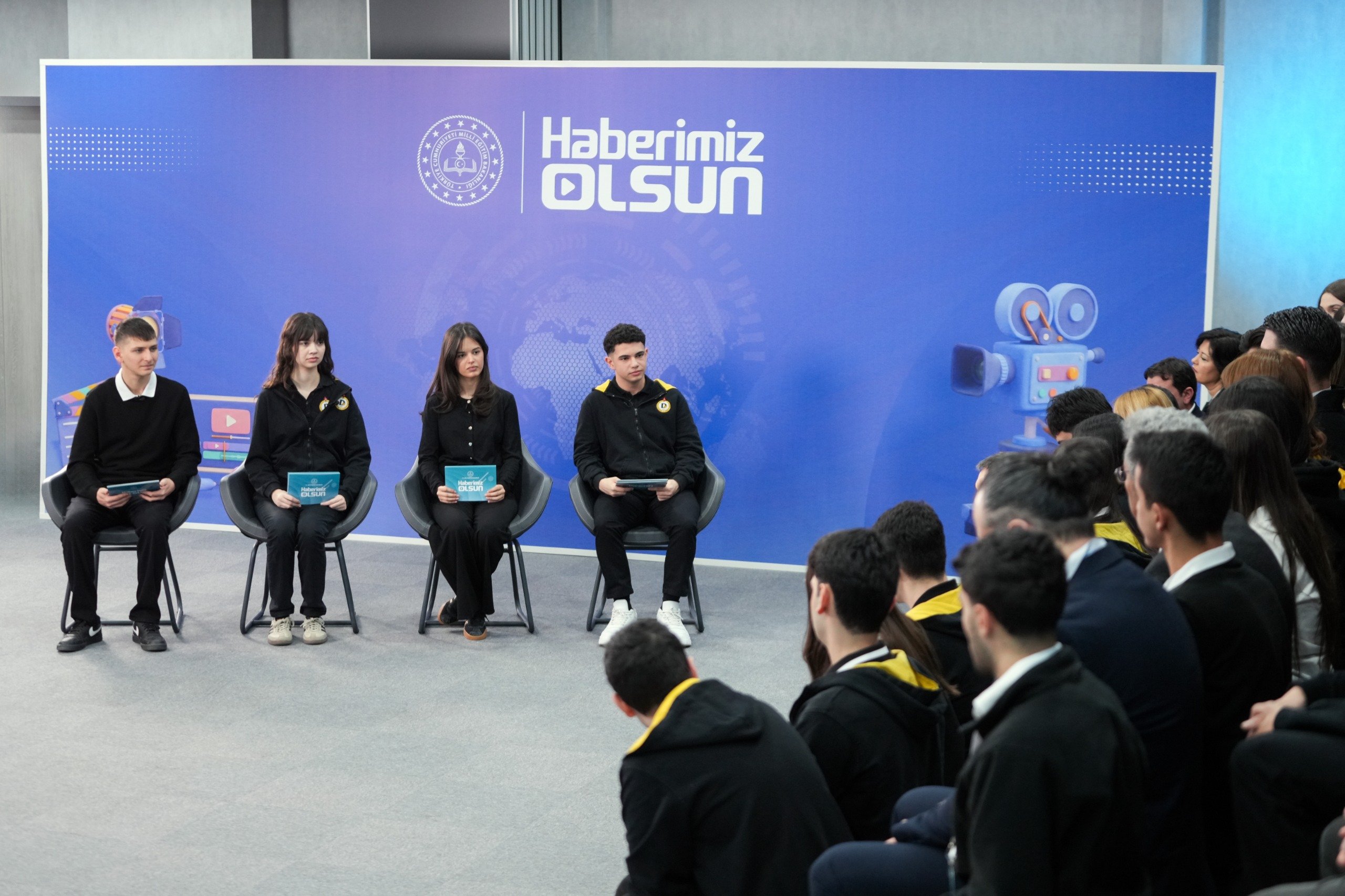 Milli Eğitim Bakanı Yusuf Tekin öğrencilerle