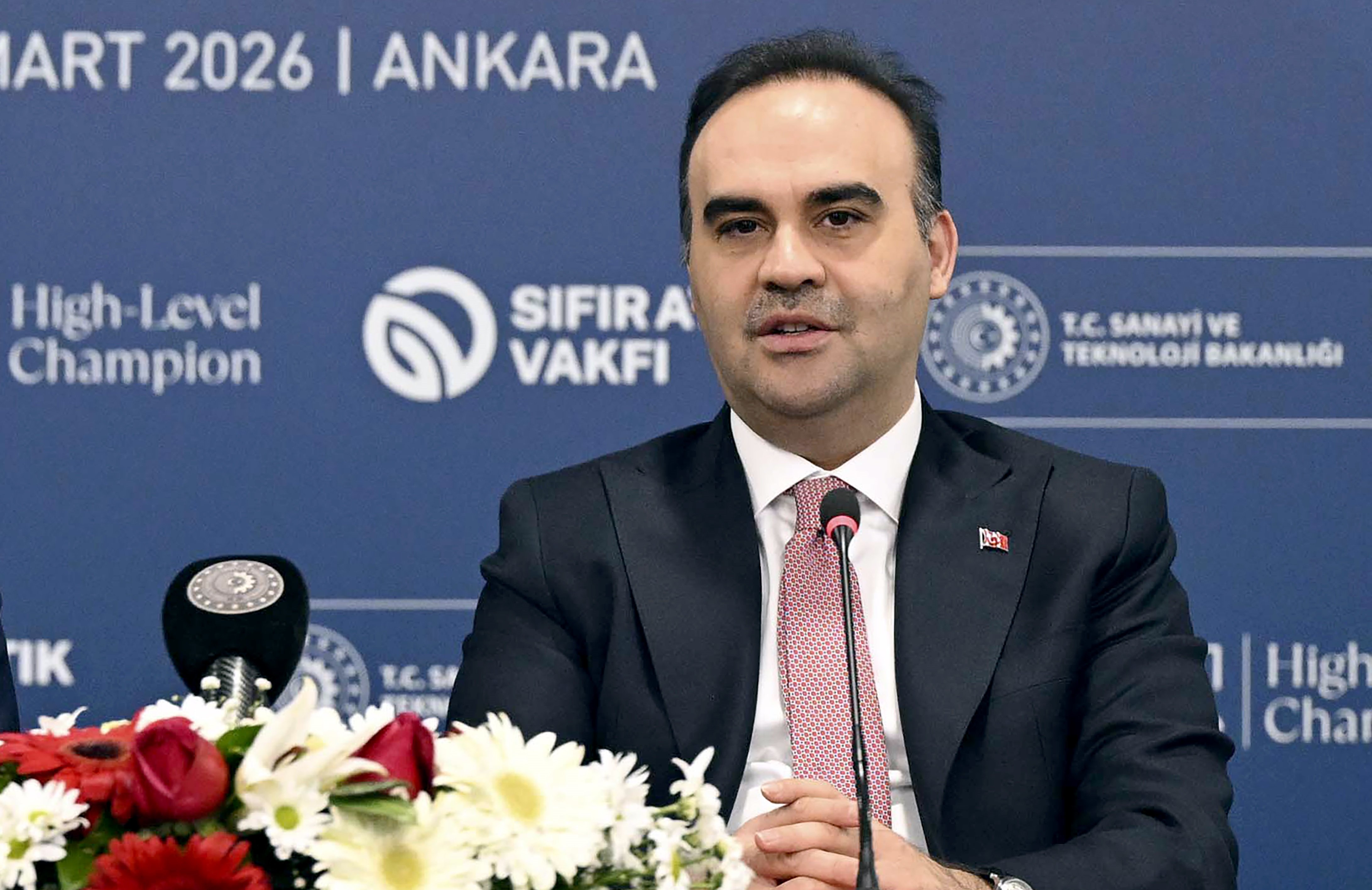 Sanayi ve Teknoloji Bakanı Mehmet Fatih Kacır ve Sıfır Atık Vakfı Başkanı Samed Ağırbaş protokol imzalıyor