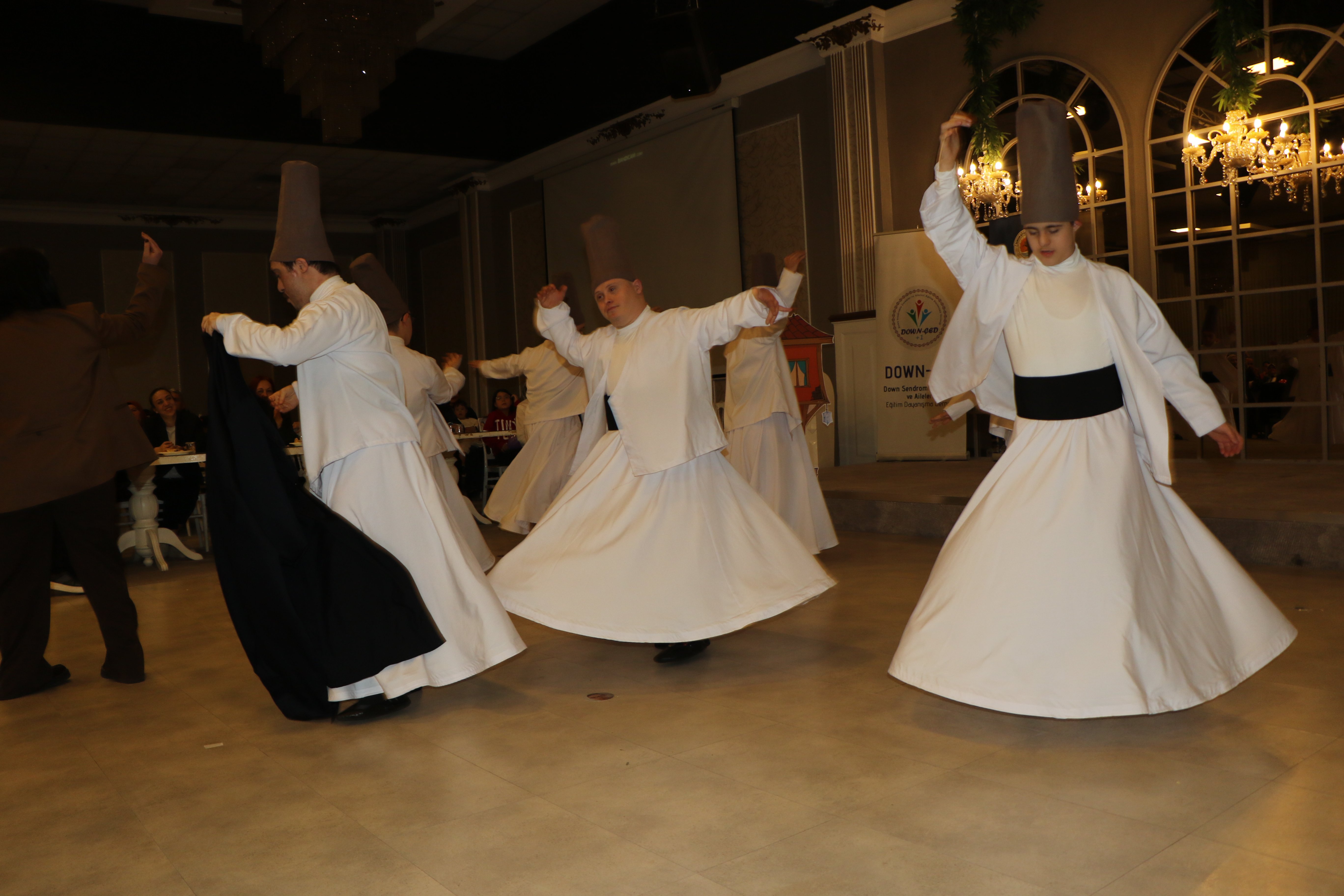 Down sendromlu çocuklar sahnede