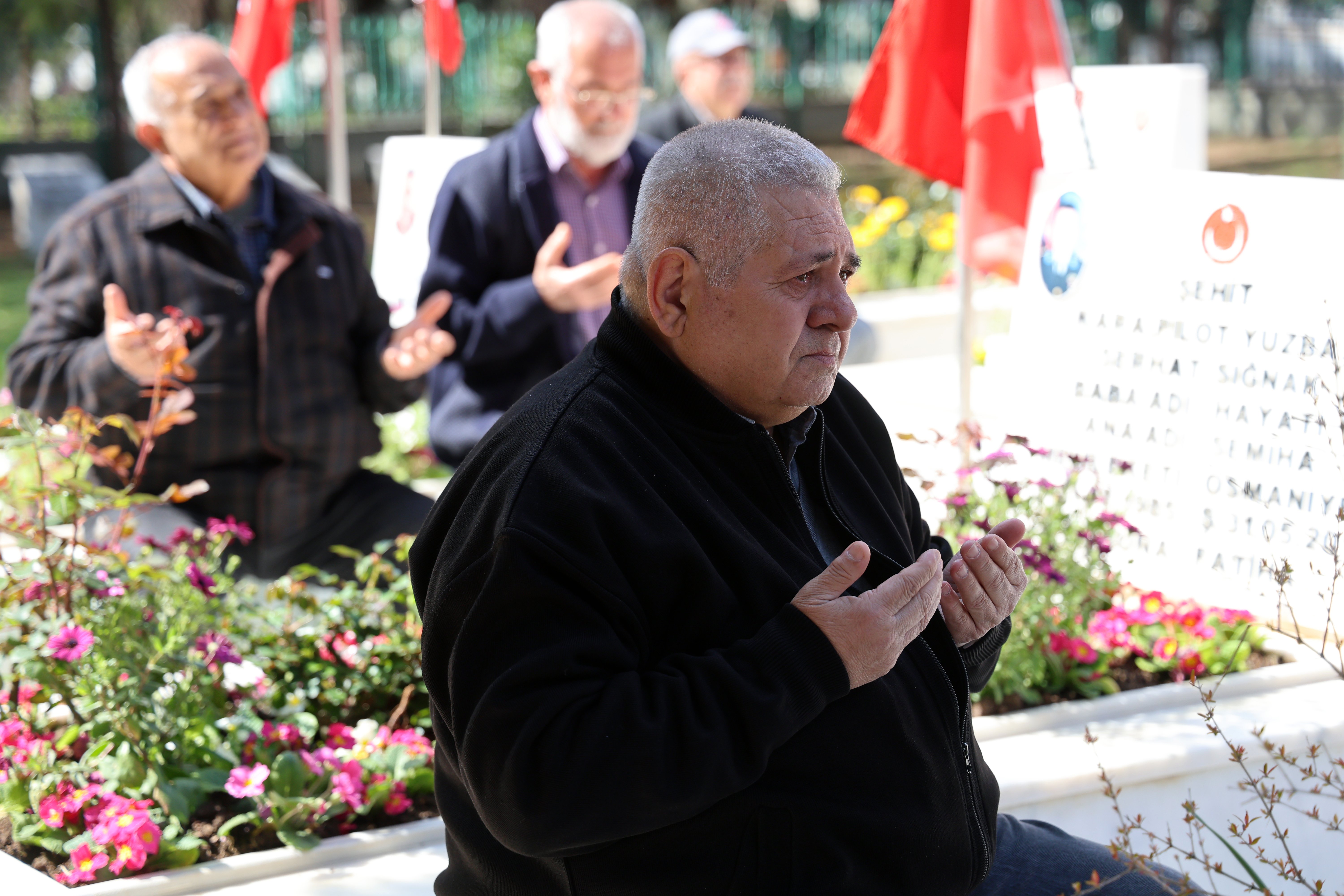 Şehitlikte karanfil bırakma