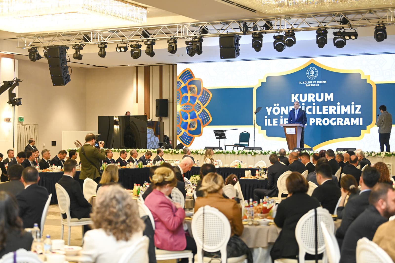 Mehmet Nuri Ersoy bakanlık yöneticileri iftar