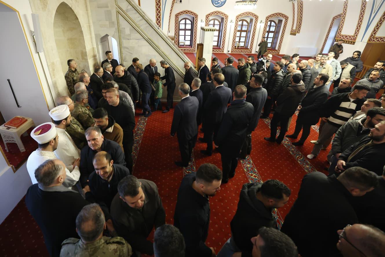 Milli Savunma Bakanı Yaşar Güler vatandaşlarla bayramlaşıyor