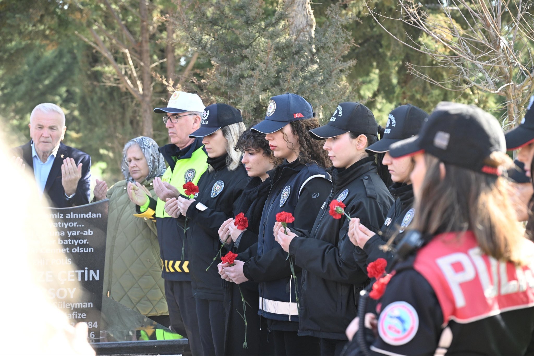Edirne İl Emniyet Müdürü Muhittin Ayhan ve kadın polisler