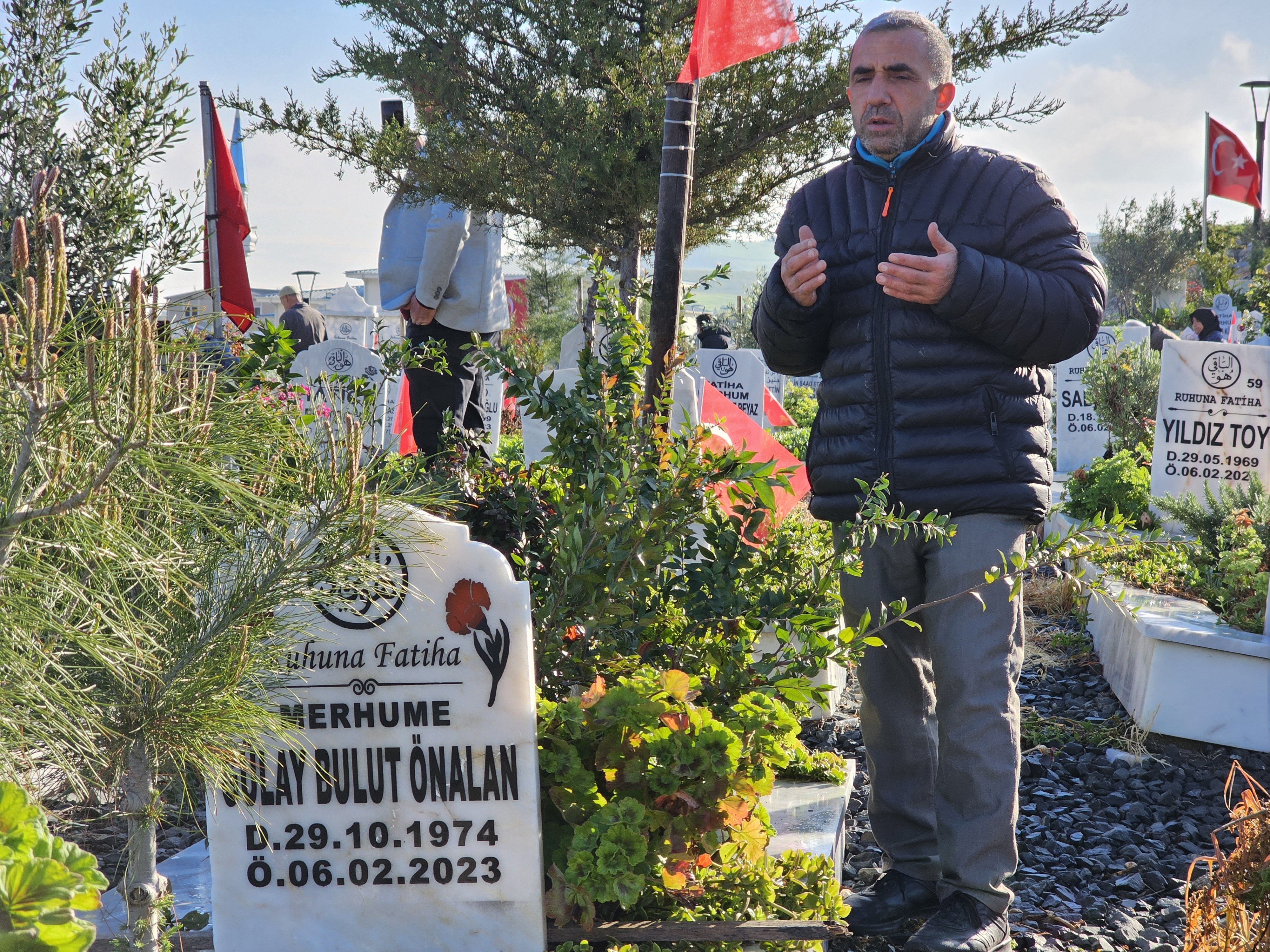 Hatay Deprem Şehitliği oyuncak bırakan aile