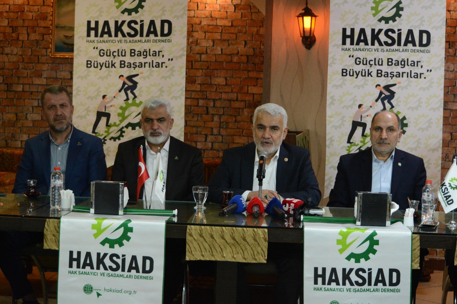 HÜDA PAR lideri Yapıcıoğlu konuşma yapıyor