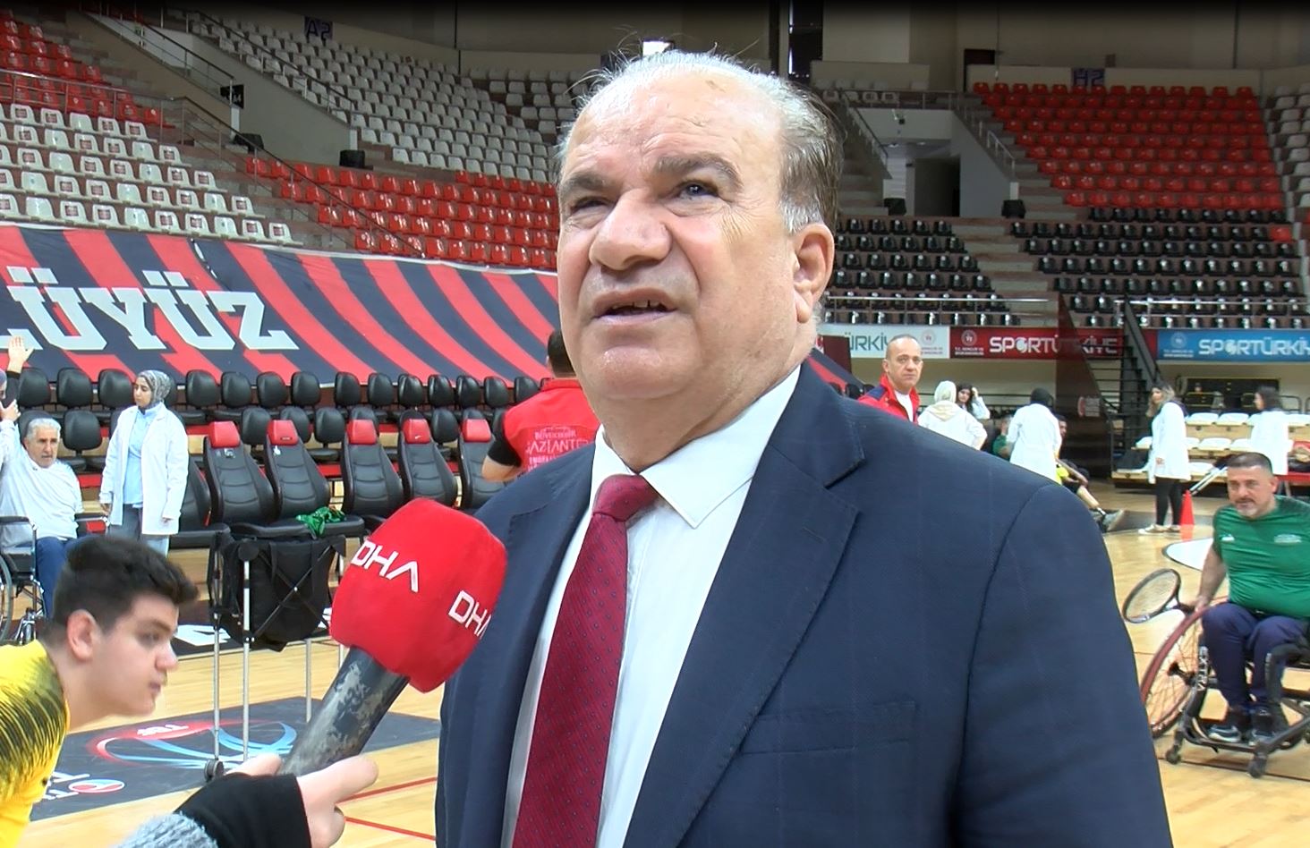 Depremzede amputeler tenis öğreniyor