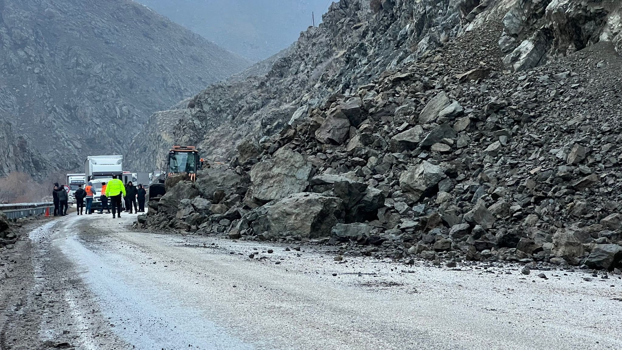 Yüksekova heyelan Karayolları ekipleri