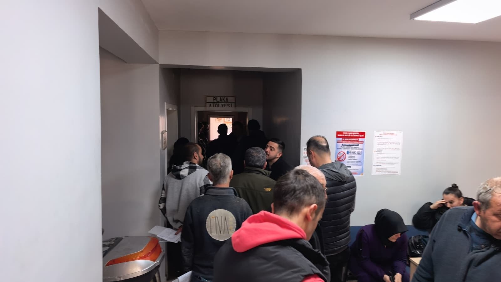 Yoğun mesai yapan plaka atölyesi çalışanları