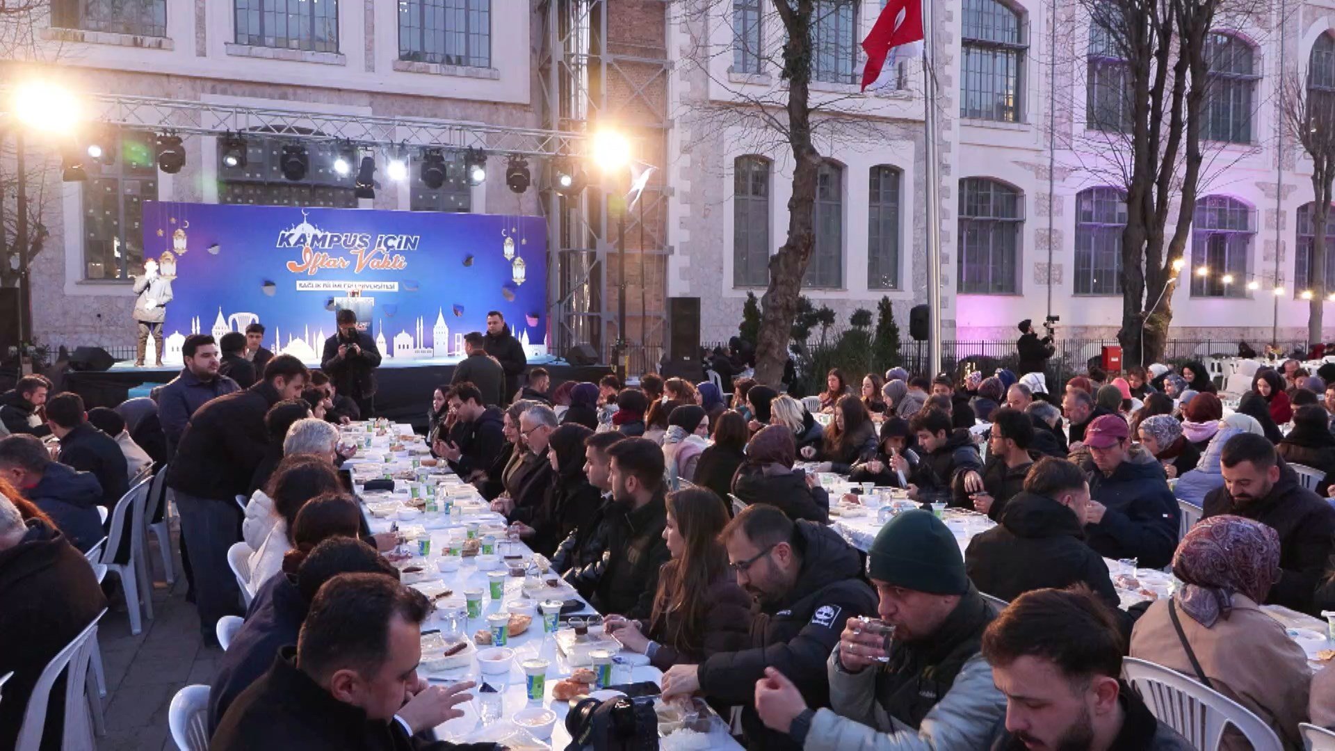 Üniversite öğrencileri iftar yemeğinde