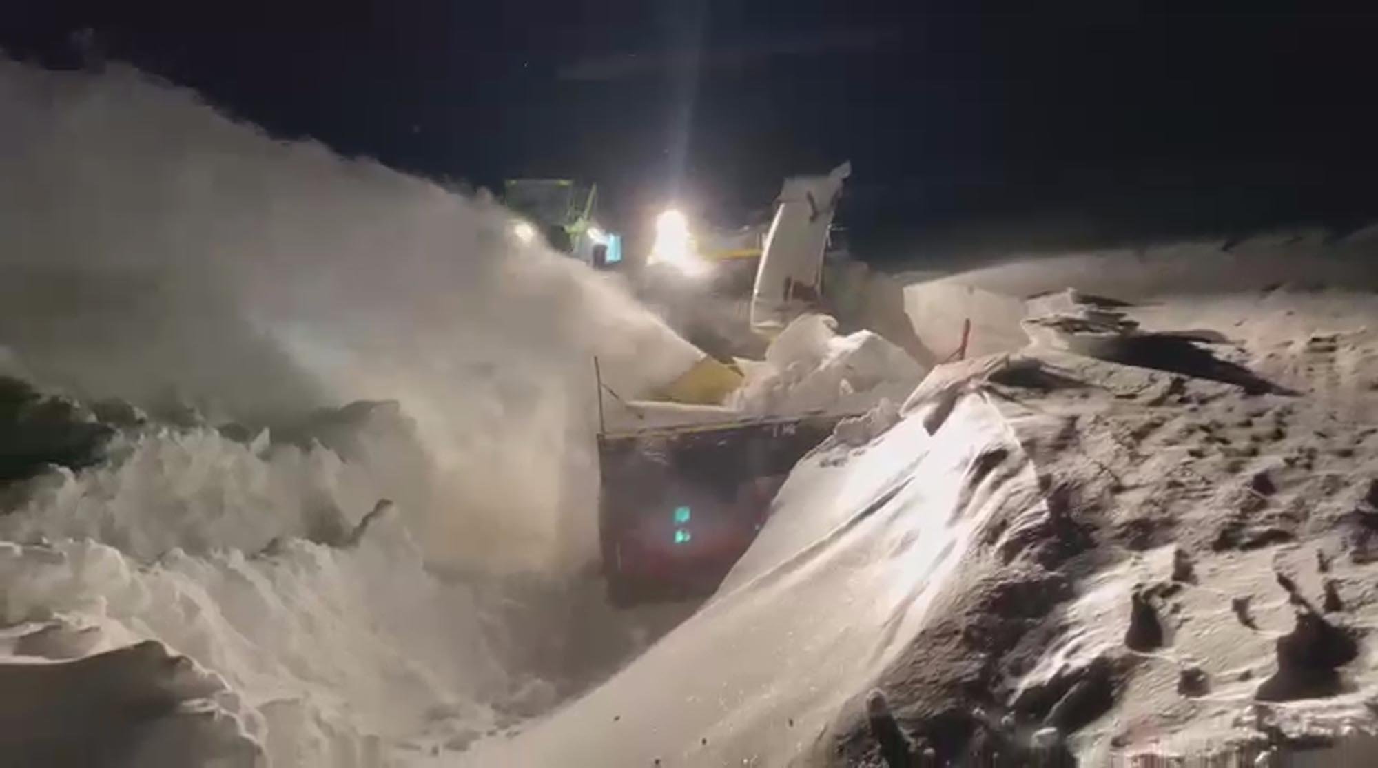 Kars köy yollarında kar temizleme operasyonu