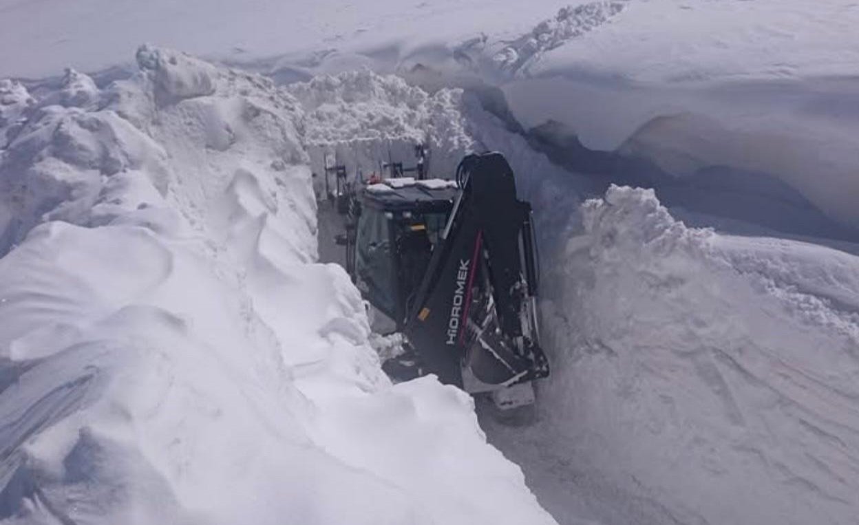 Van Başkale askeri üs yolu kar mücadelesi