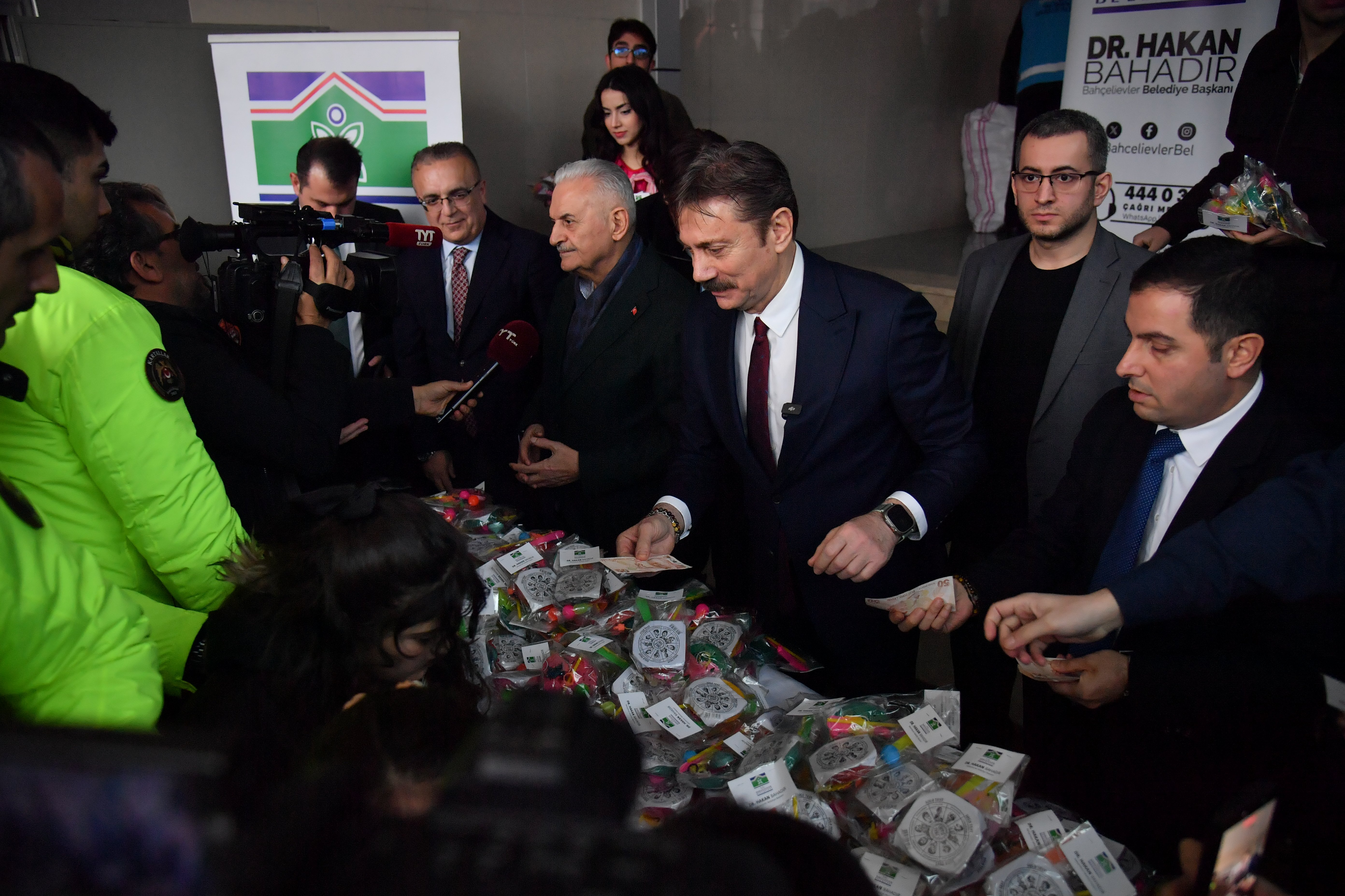 Binali Yıldırım çocuklarla