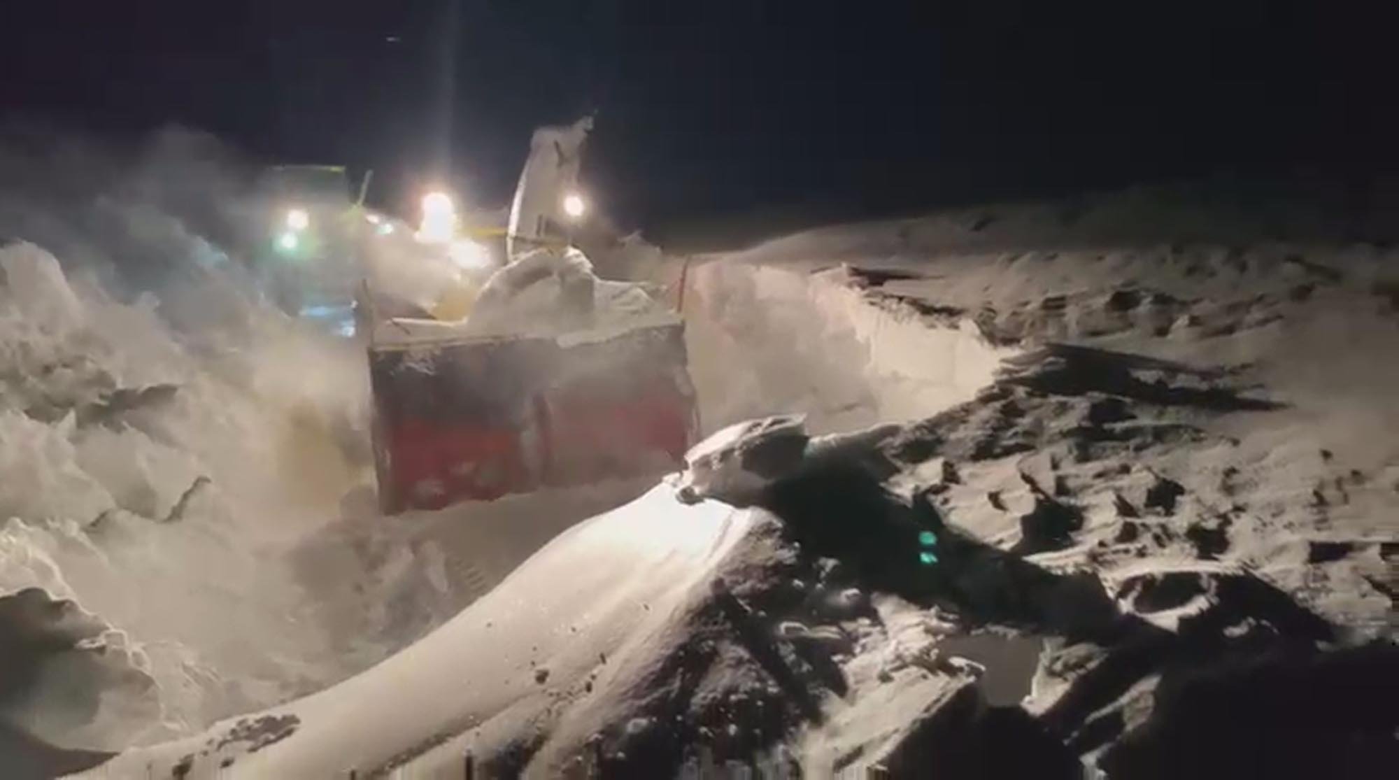 Kars İl Özel İdaresi ekipleri kar temizleme çalışması