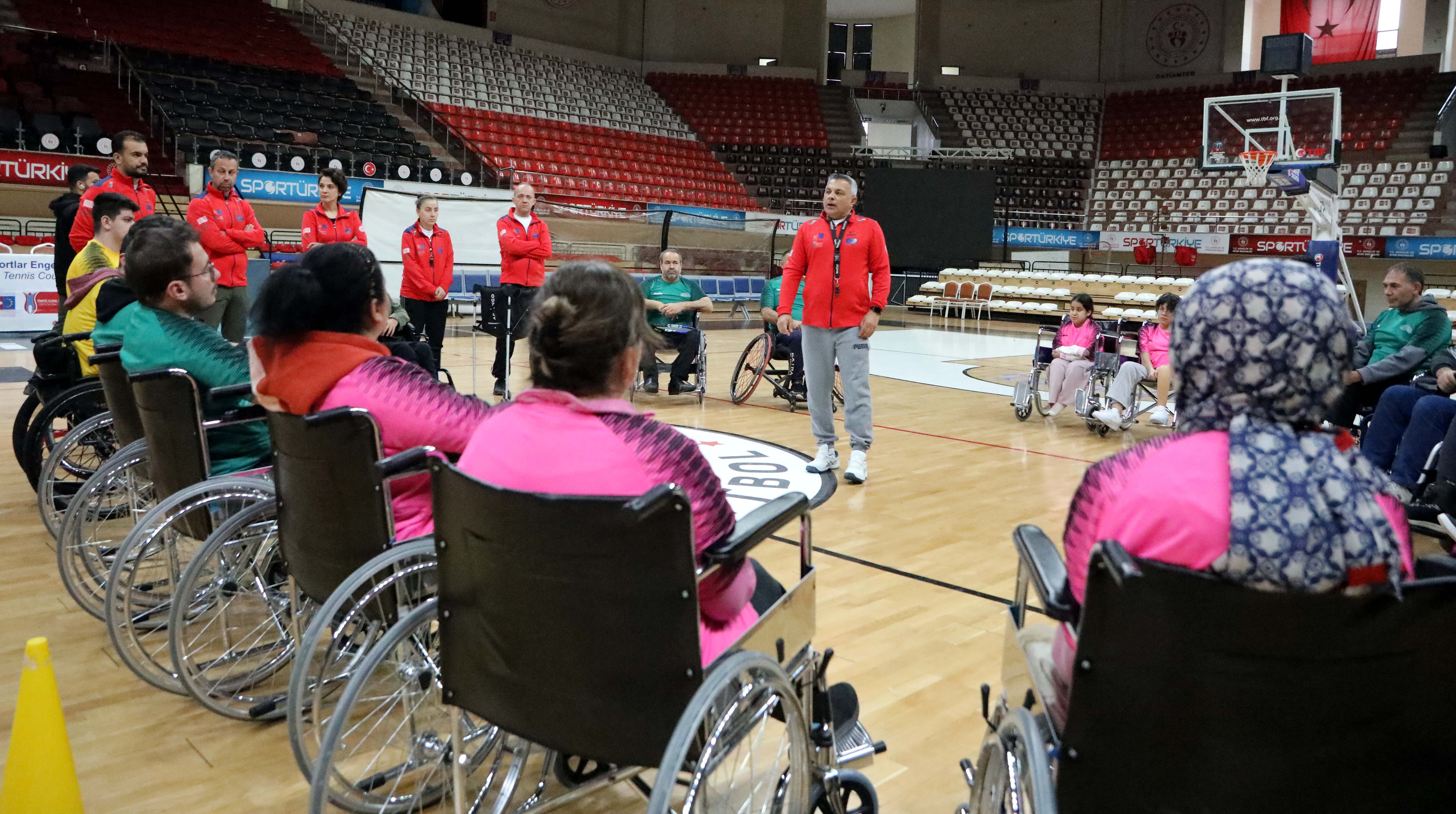 Engelli bireyler spor yaparken