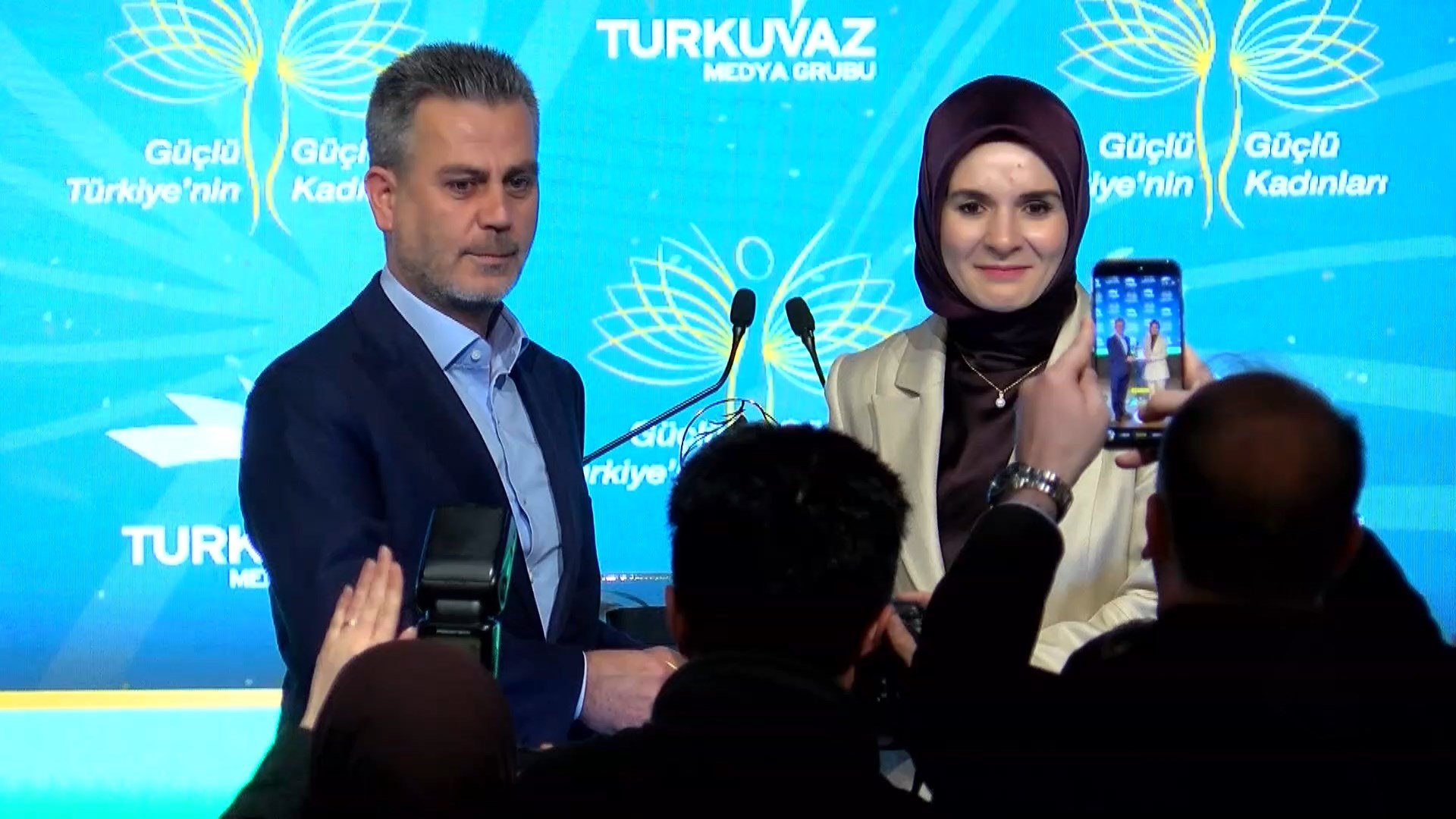 Bakan Göktaş zirvede konuşma yaparken