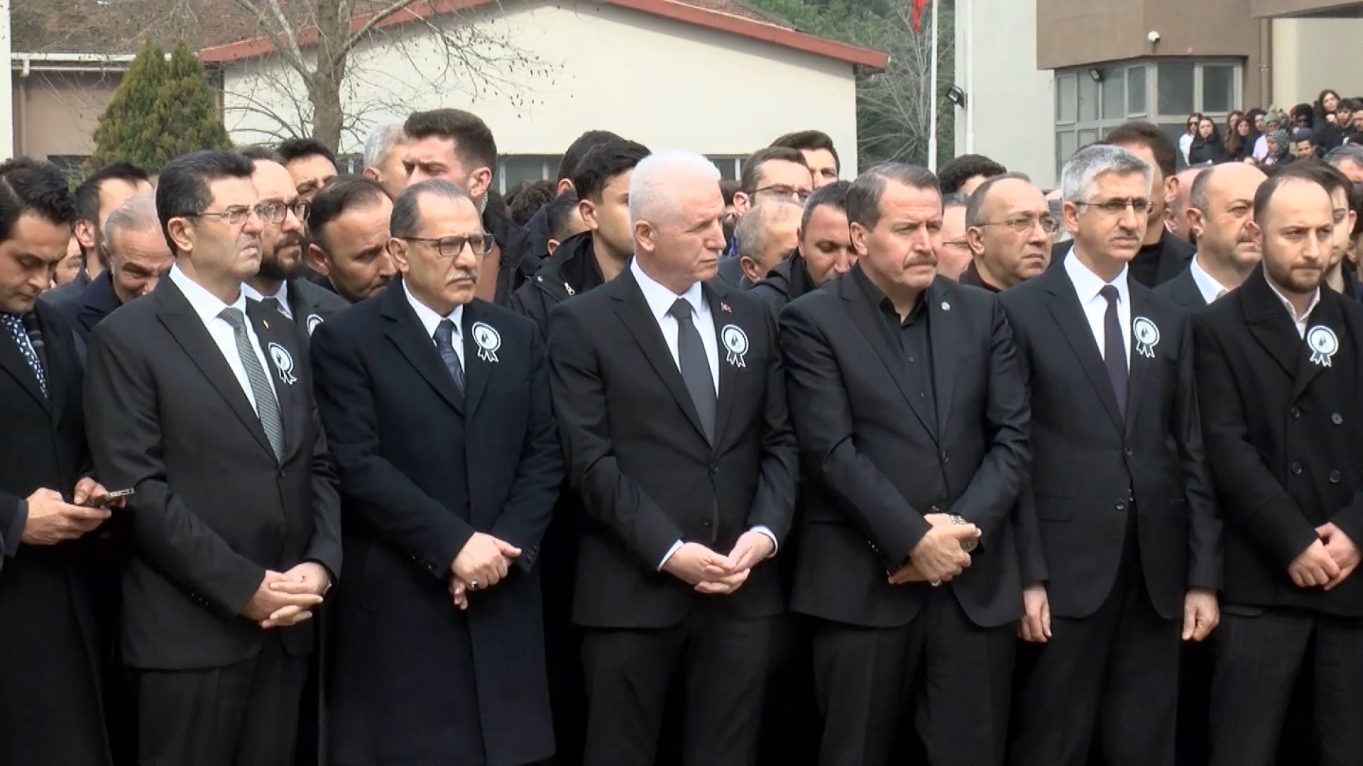 Cenaze töreni kalabalık