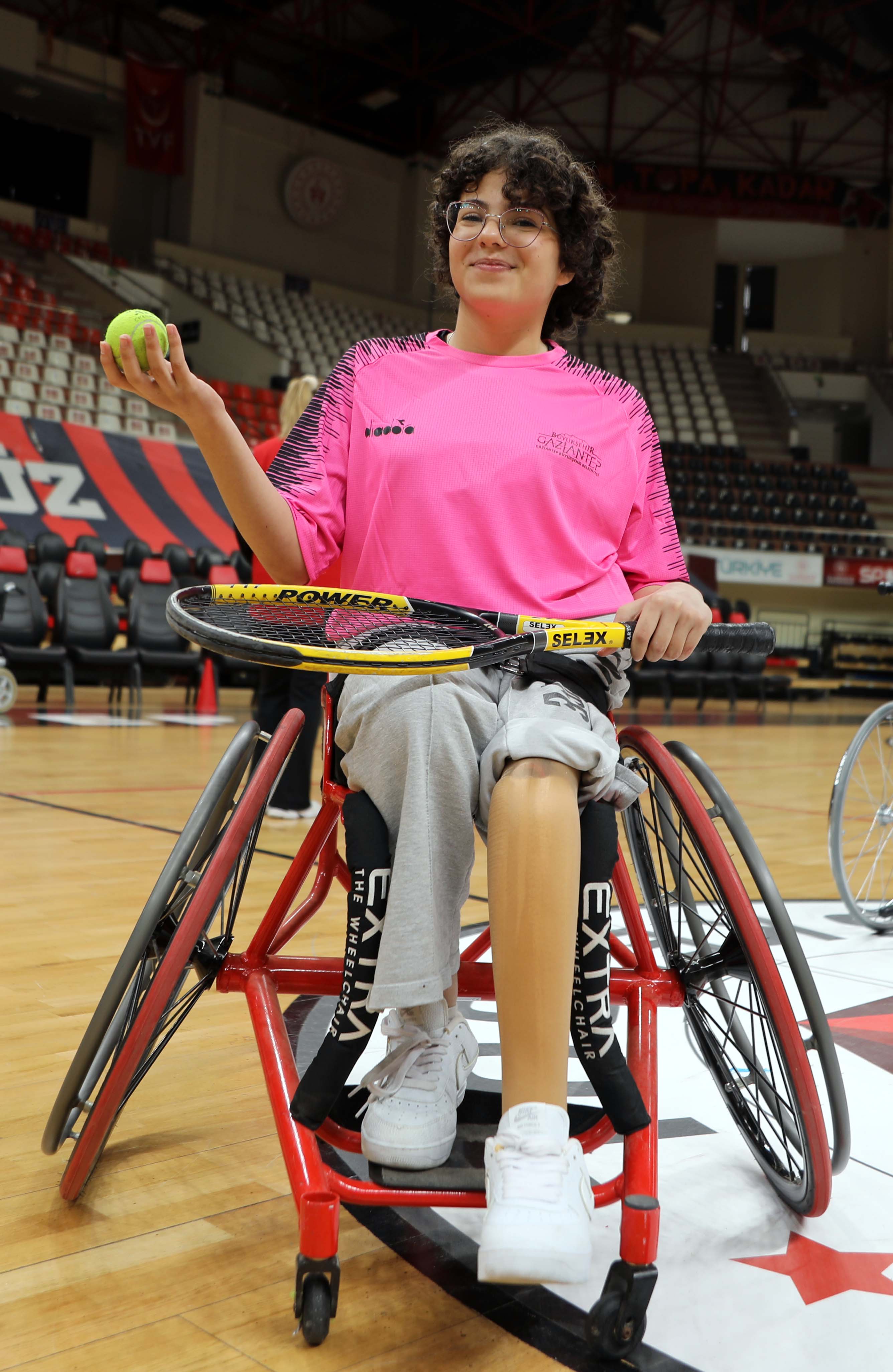 Tekerlekli sandalyede tenis eğitimi alan depremzedeler