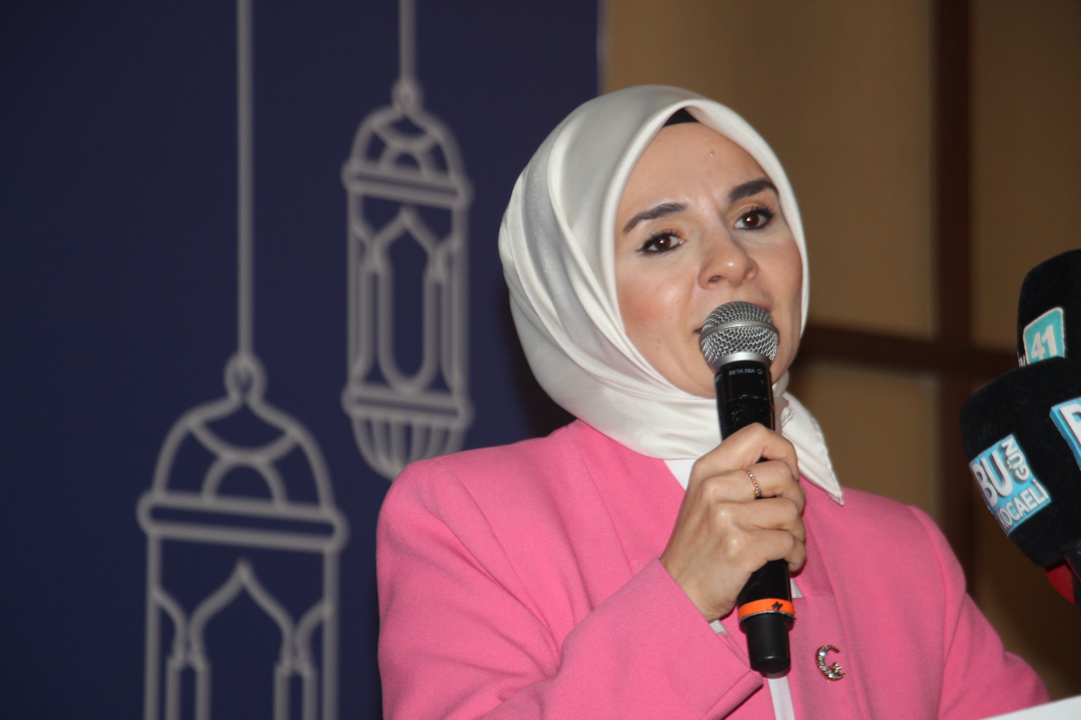 Bakan Göktaş yetim çocuklarla