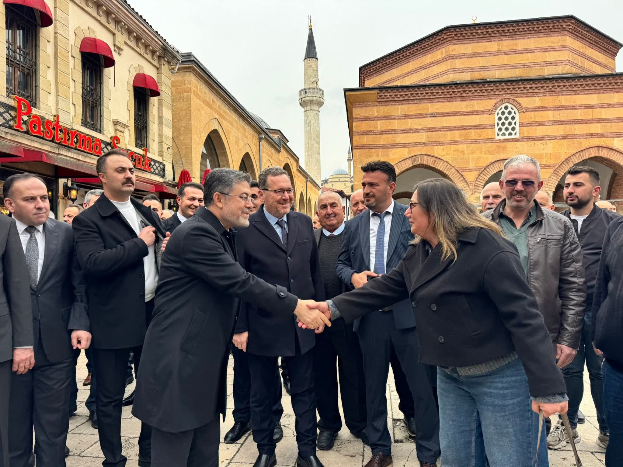 Bakan İbrahim Yumaklı vatandaşlarla bayramlaşıyor