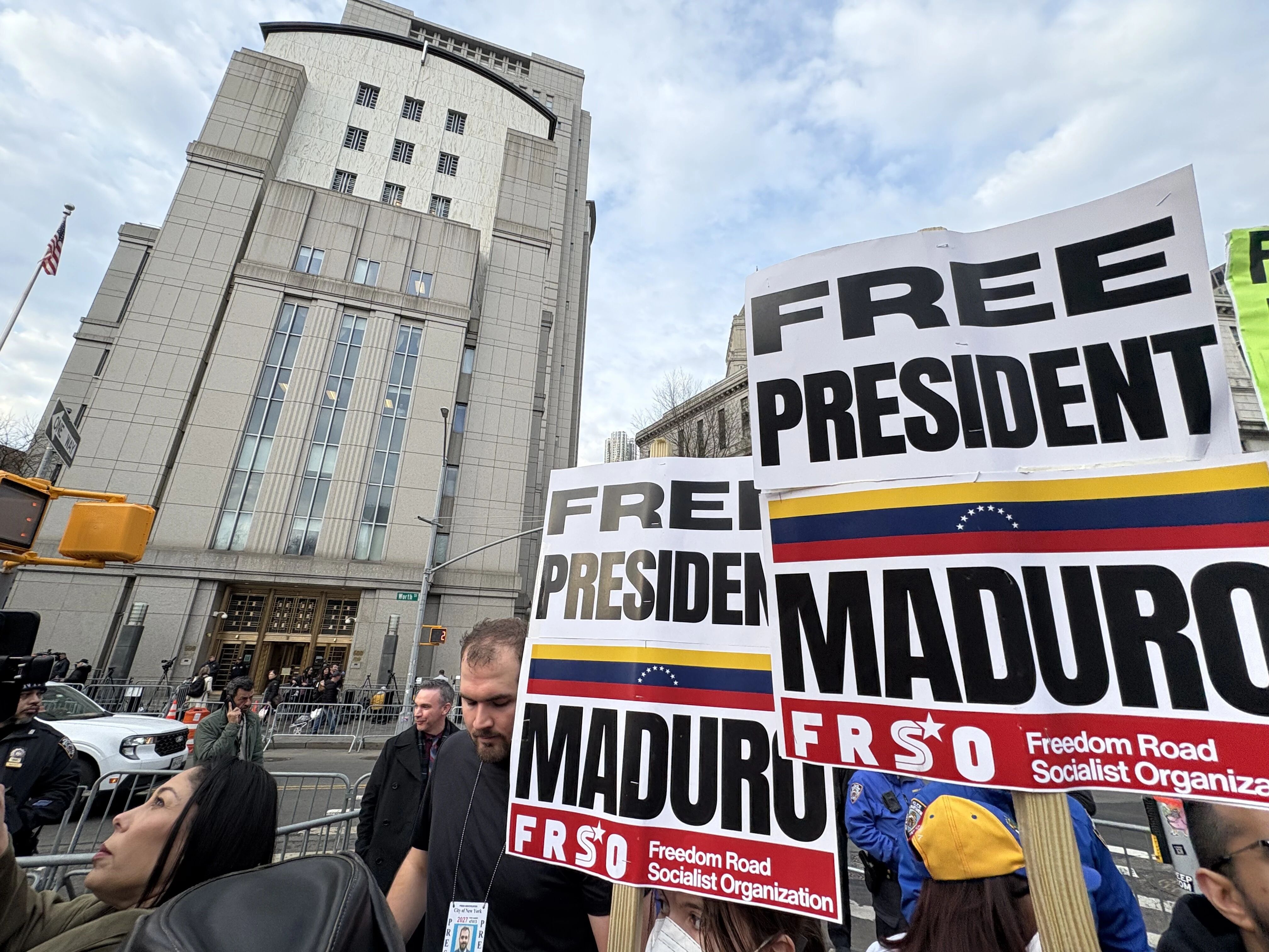 Maduro destekçileri ve karşıtları ABD mahkemesi önünde