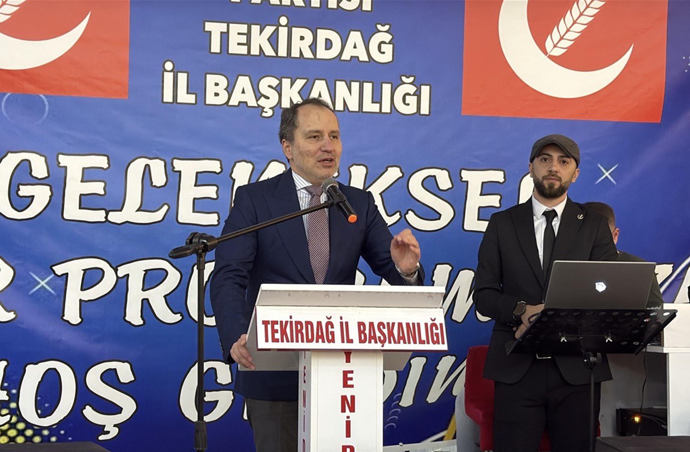 Fatih Erbakan konuşma yaparken