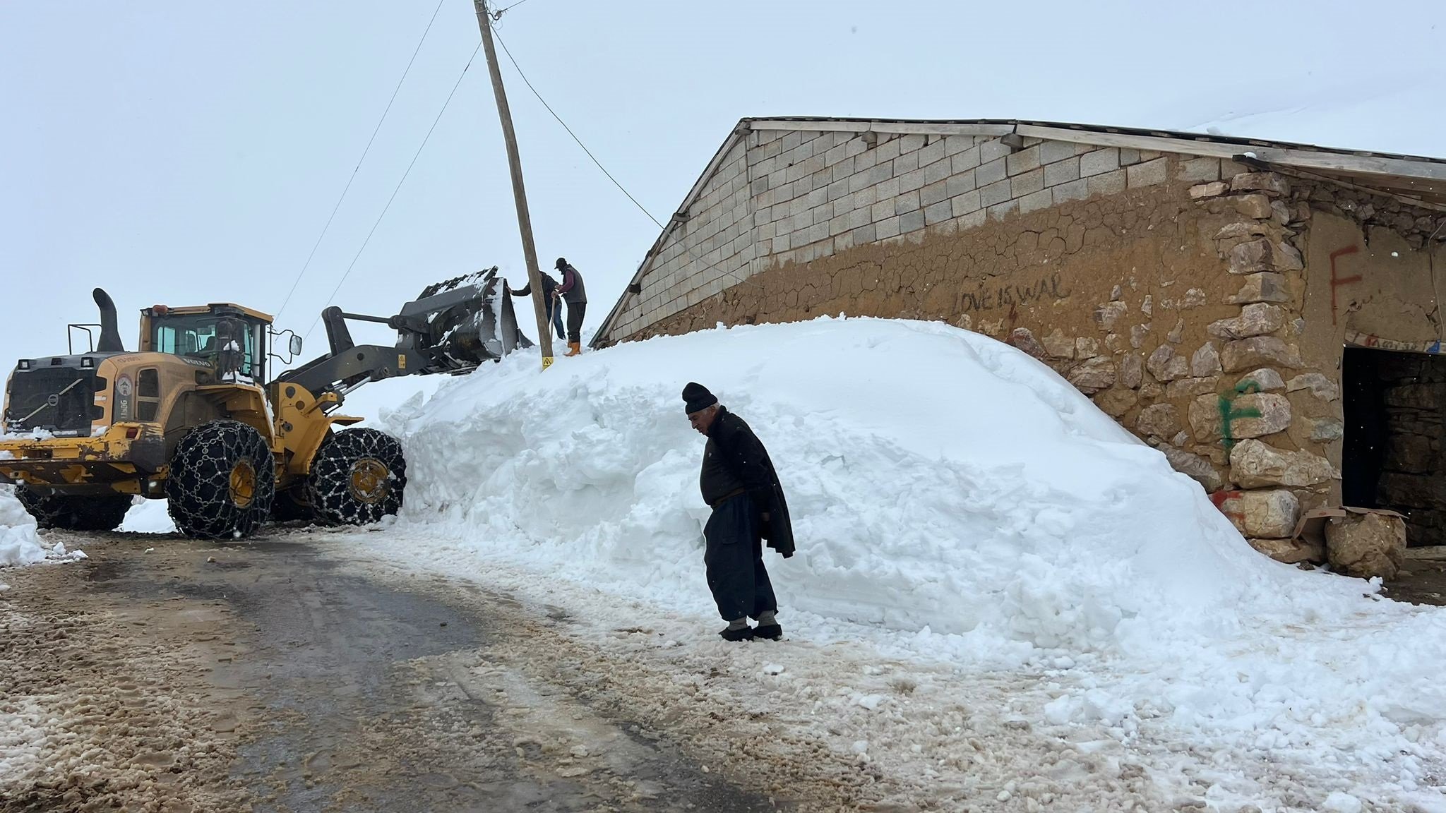 Yüksekova kar altında ahırlar