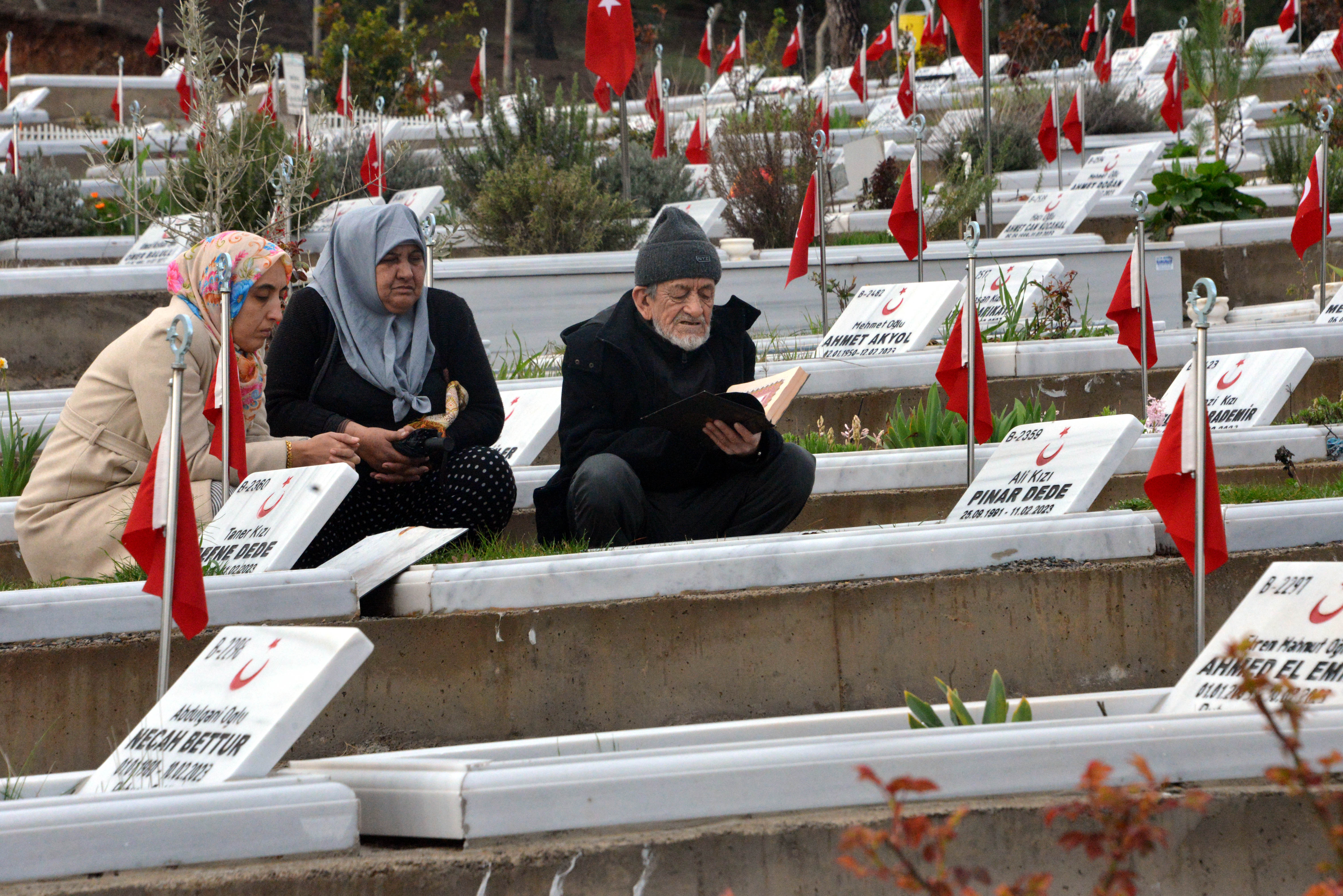 Kahramanmaraş deprem mezarlığında bayram