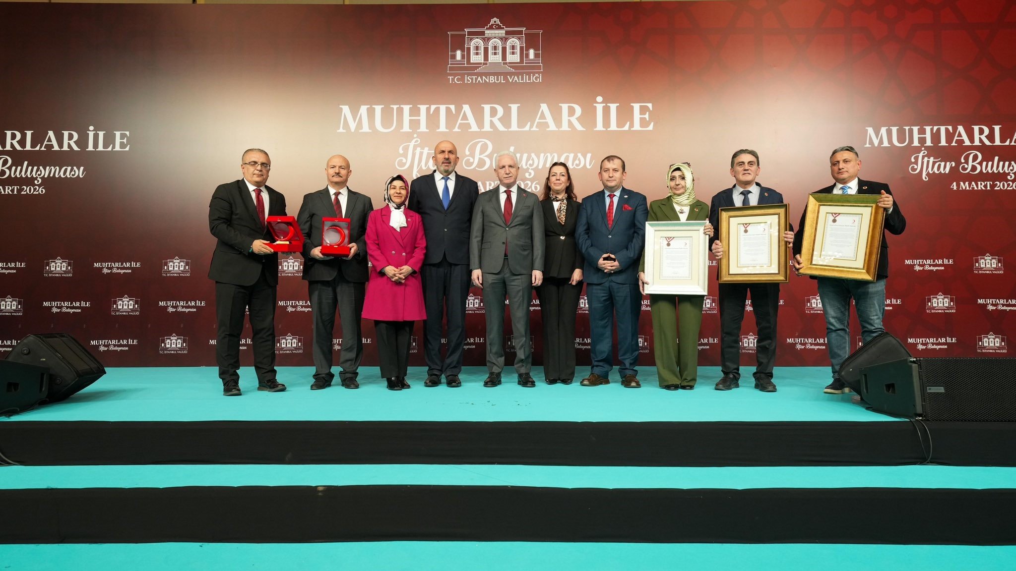 İstanbul Valisi Davut Gül Muhtarlara Plaket Veriyor
