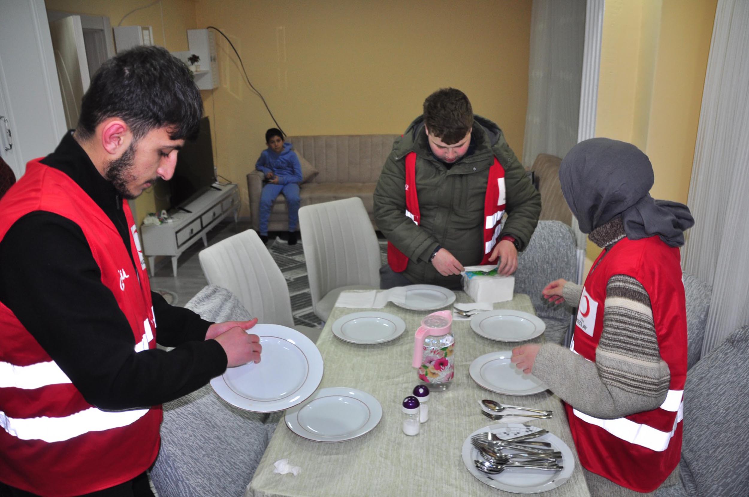 Kızılay gönüllü kadınları