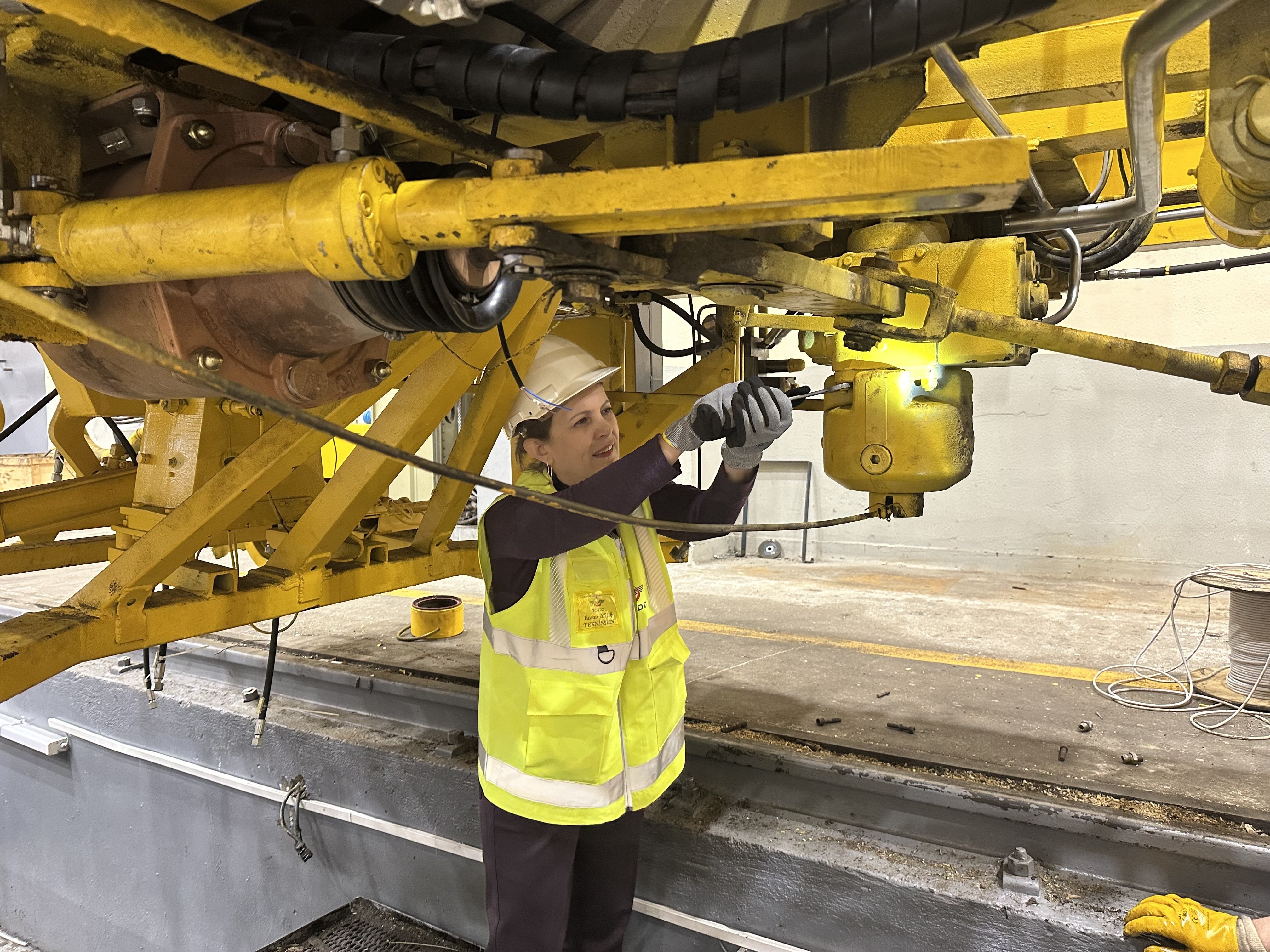 Emine Ateş tekniker