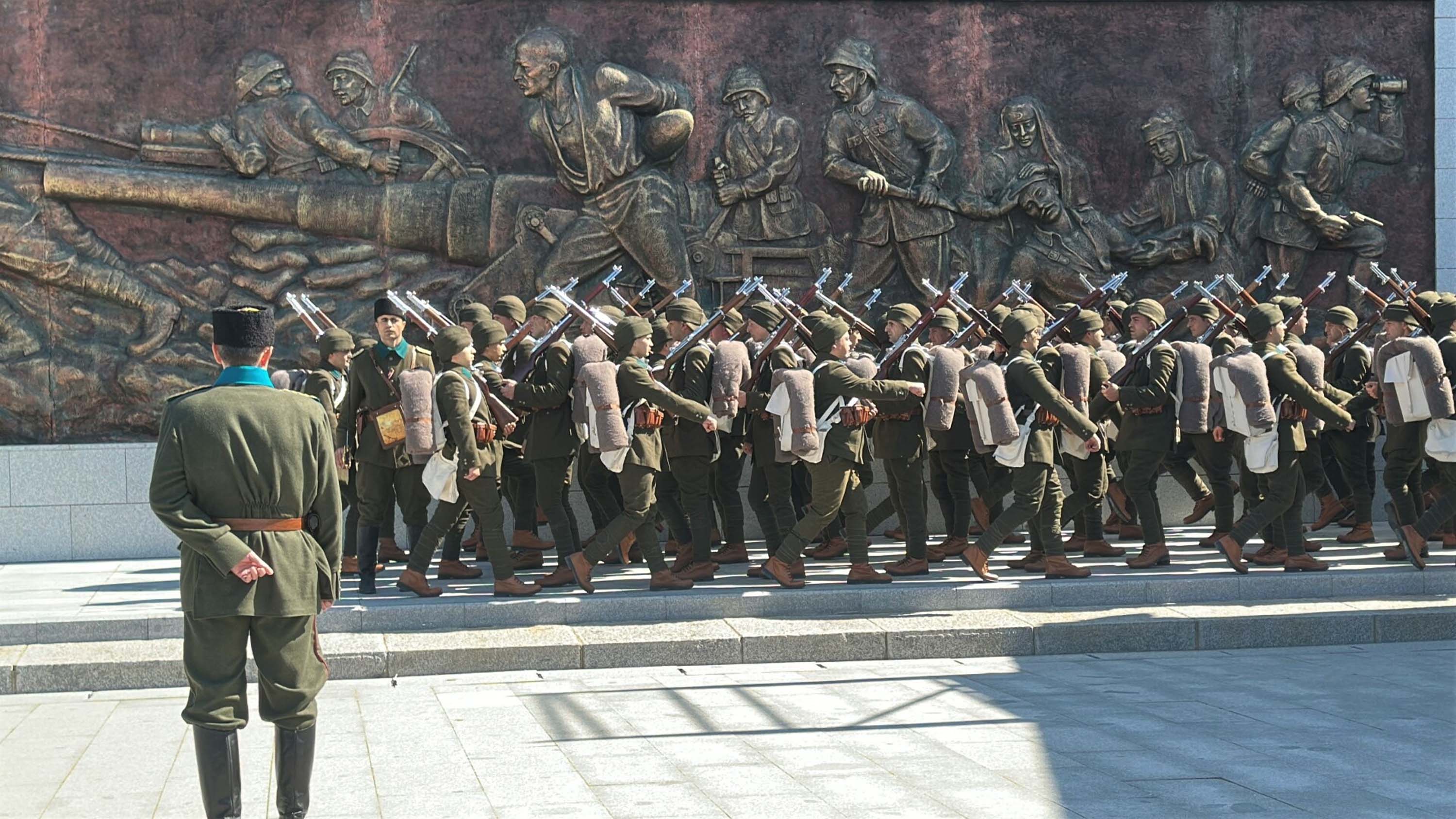 Vatandaşlar tören provasını izliyor