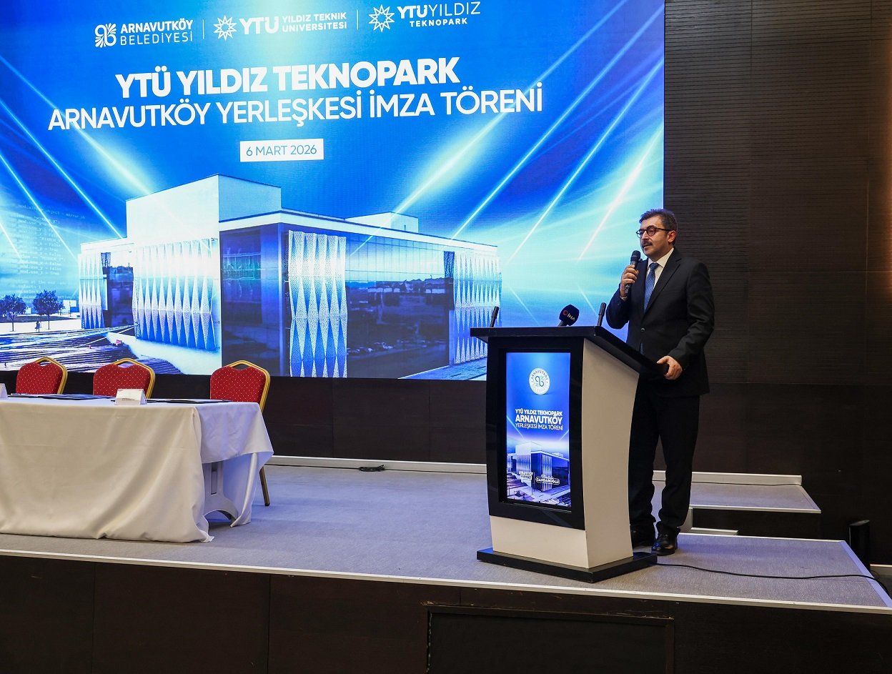 Arnavutköy Belediye Başkanı Mustafa Candaroğlu konuşma yaparken