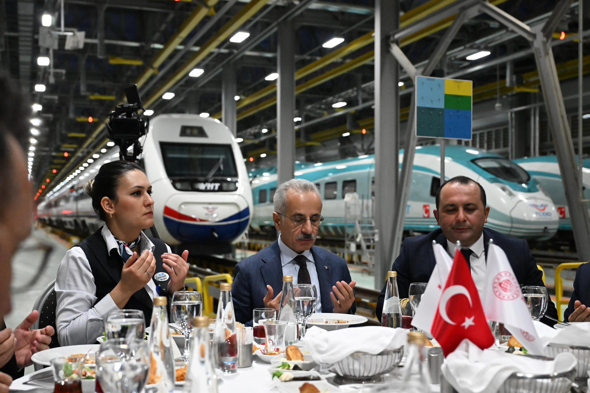 Ulaştırma ve Altyapı Bakanı Abdulkadir Uraloğlu TCDD çalışanlarıyla iftar yemeğinde