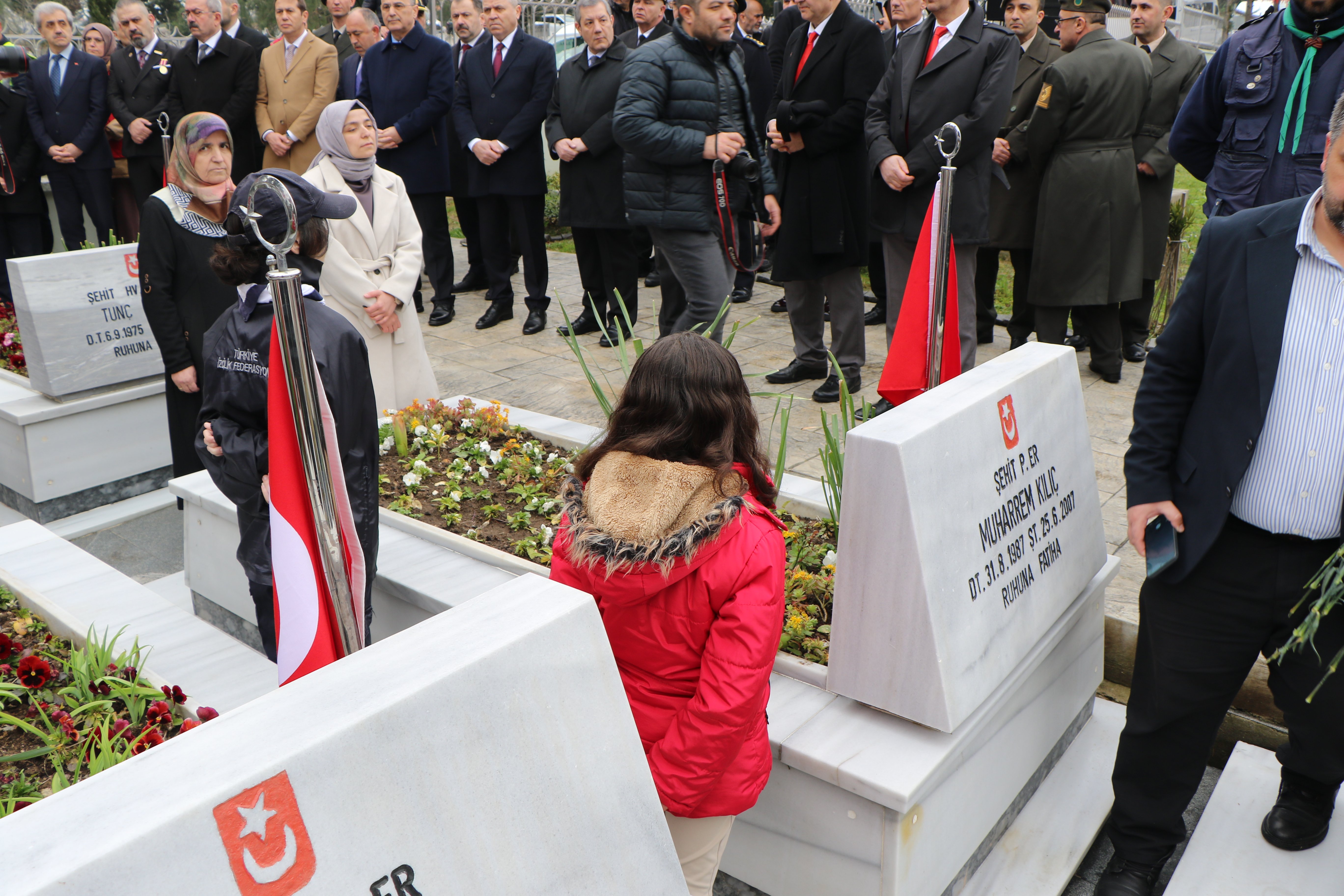 Elif Kılıç şehit dayısının mezar taşını okşuyor