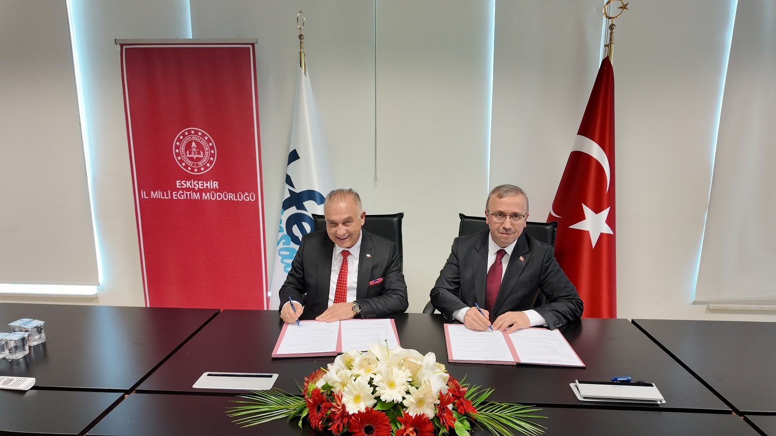 Protokol imza töreninde konuşma yapan yetkililer