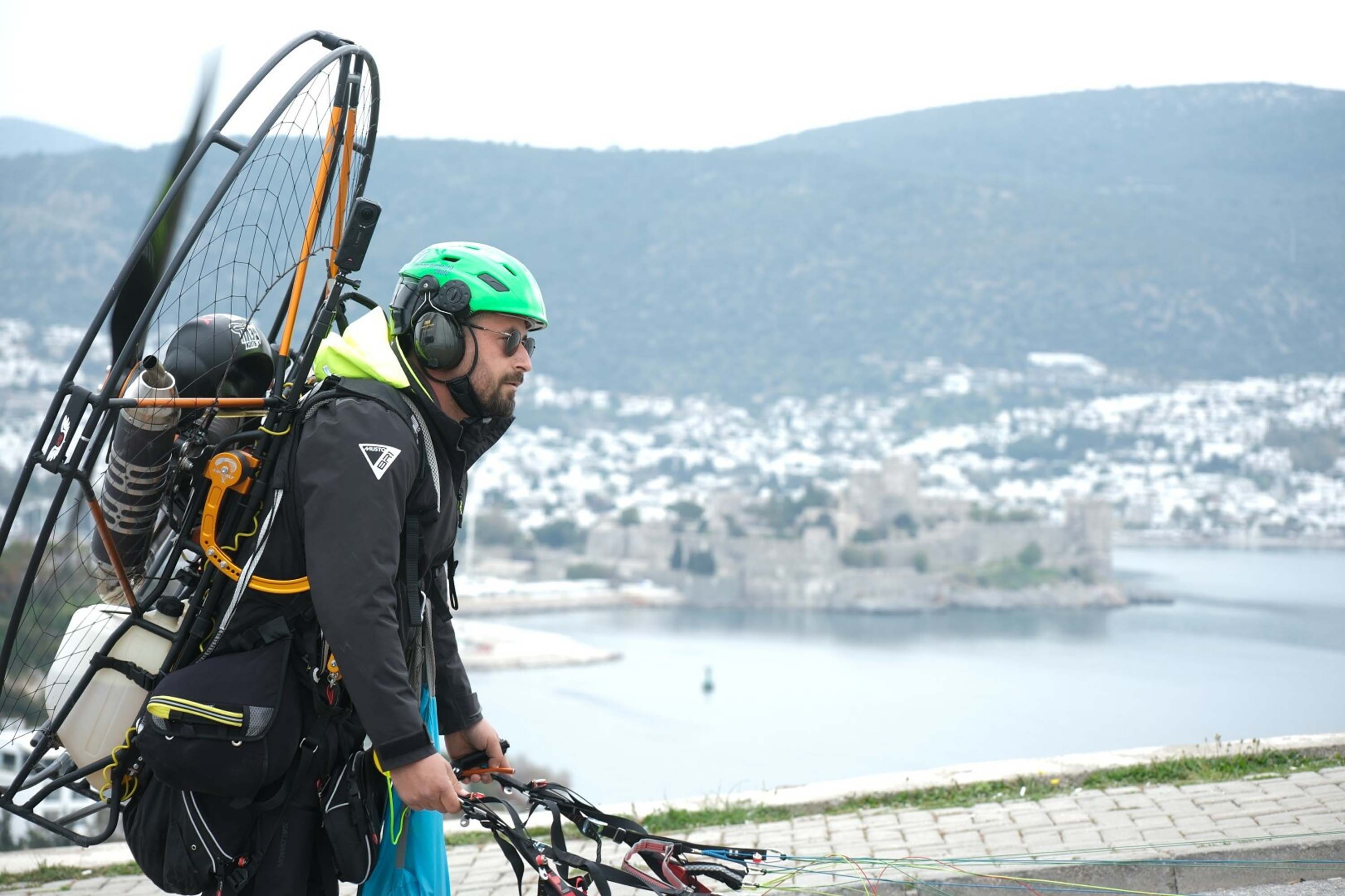 Gökyüzünde paramotor ve bayrak