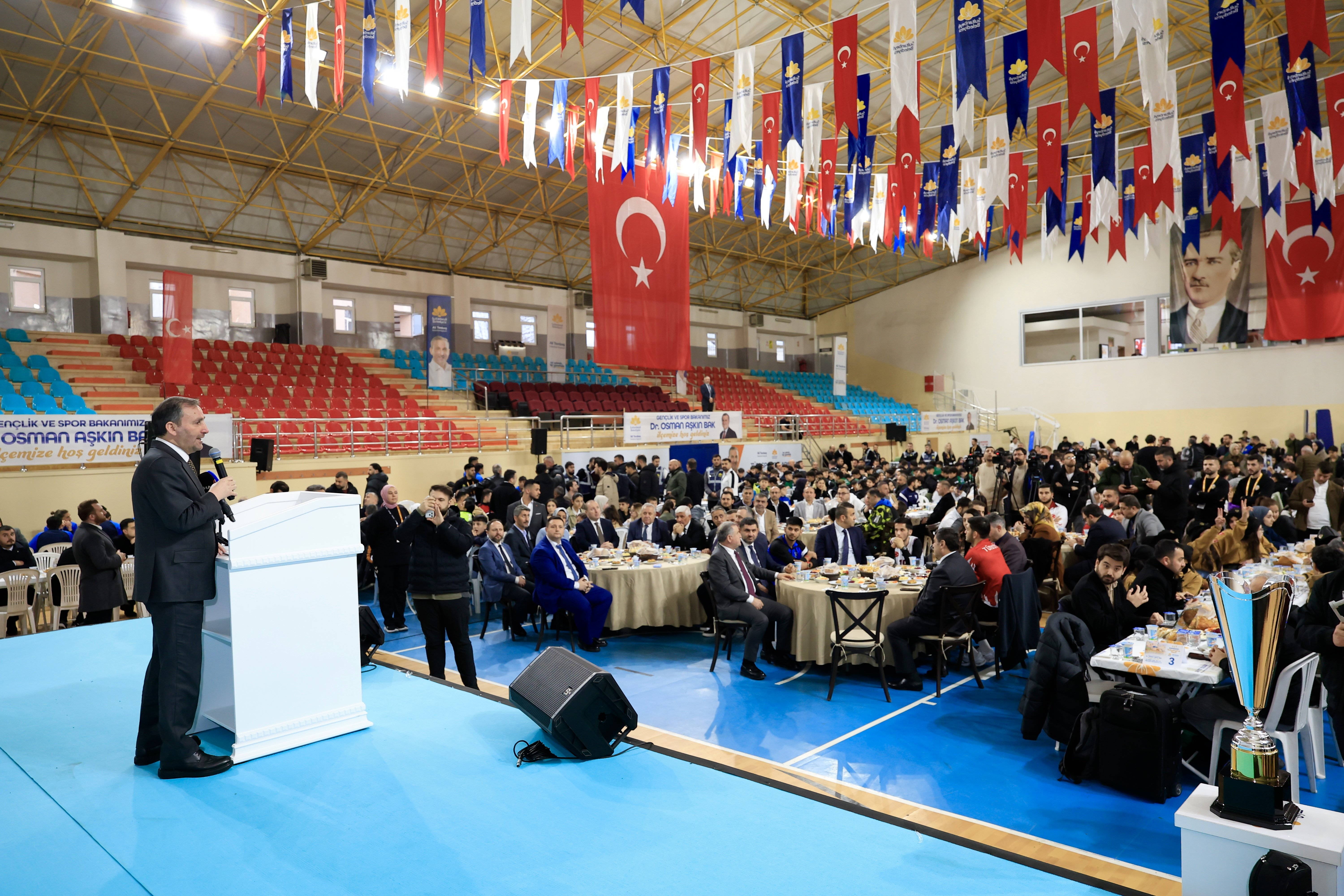 Bakan Bak gençlerle iftar