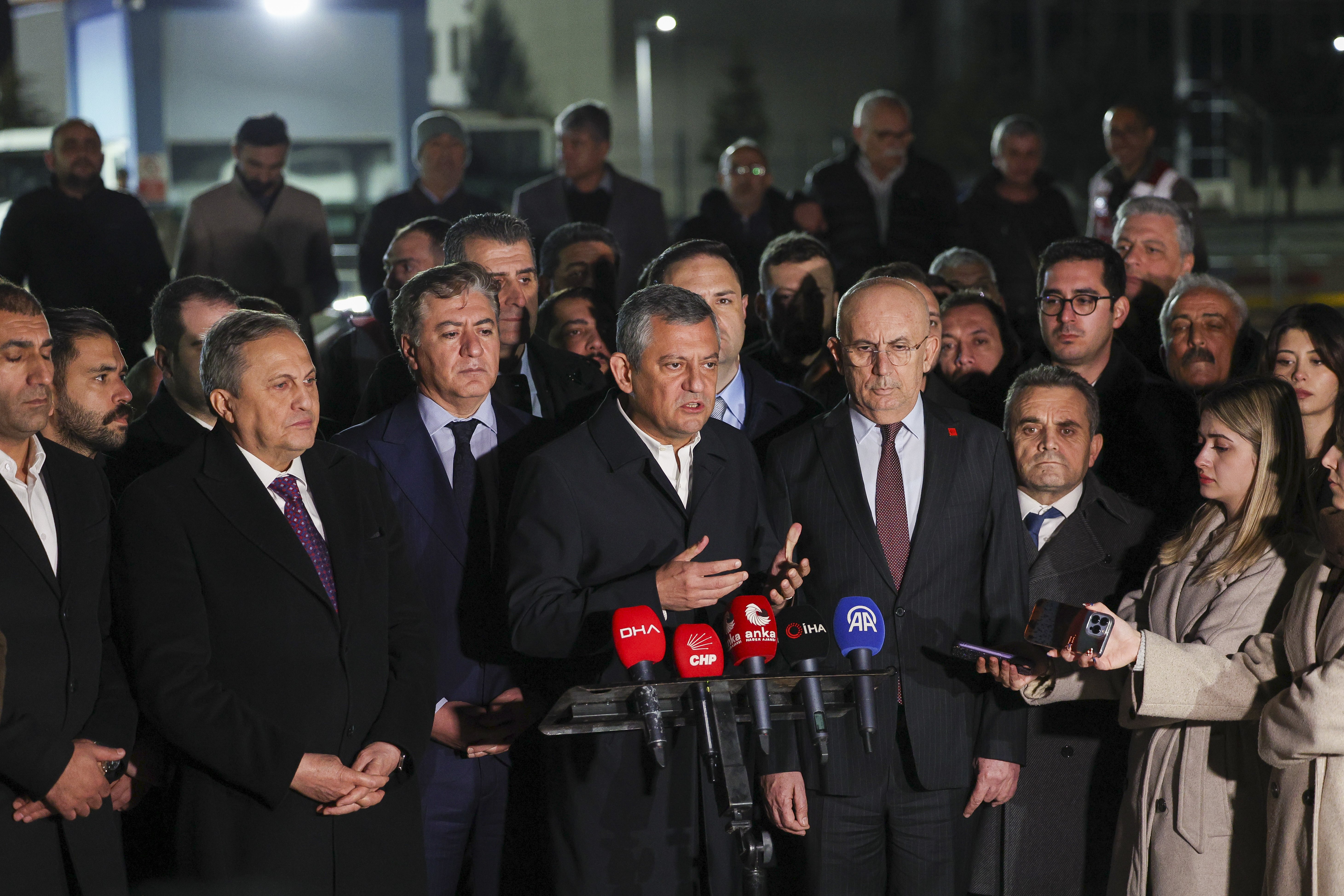 Özgür Özel gazetecilerle