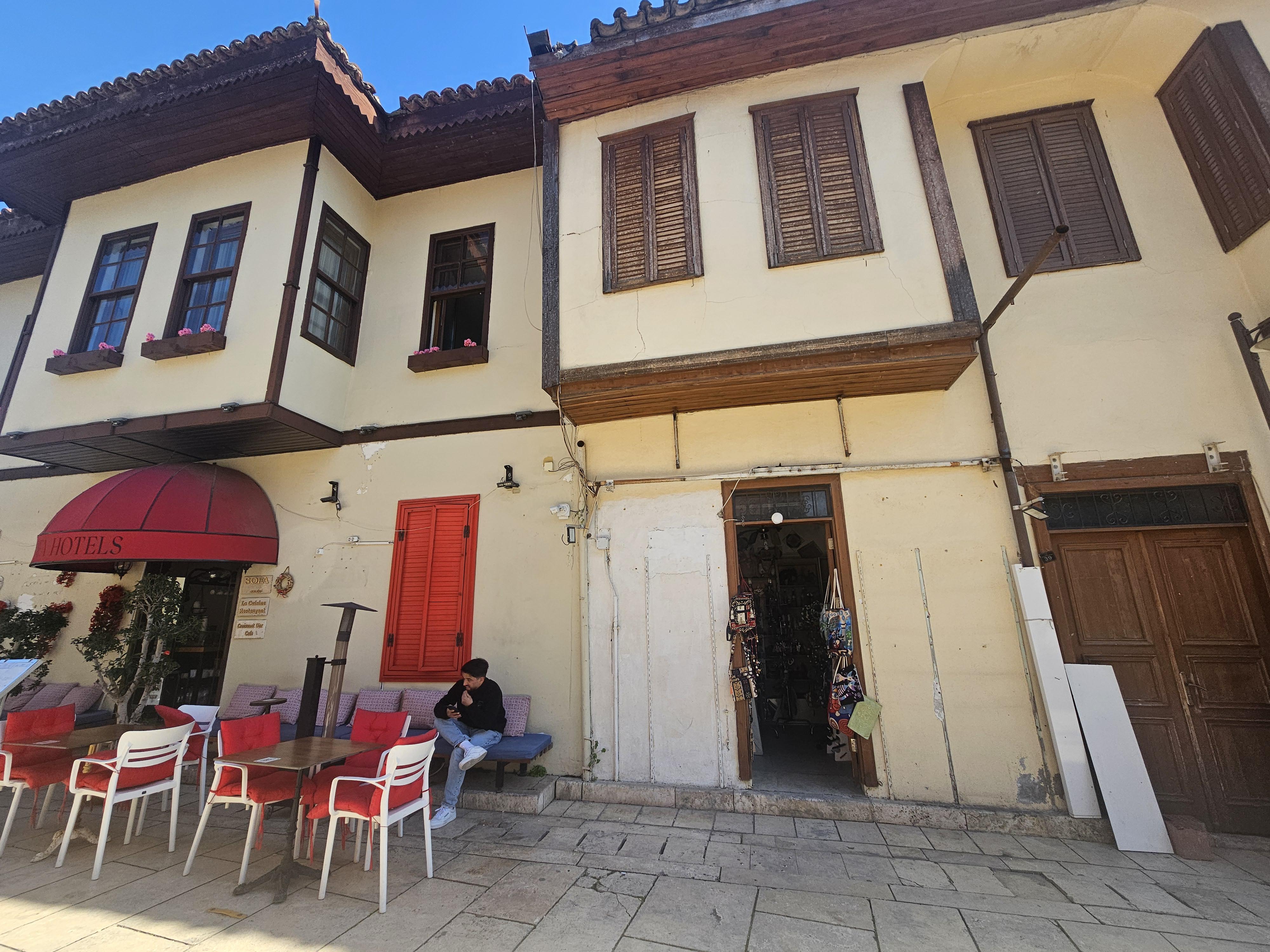 Hediyelik eşya satıcısı Mustafa Kızılkaya