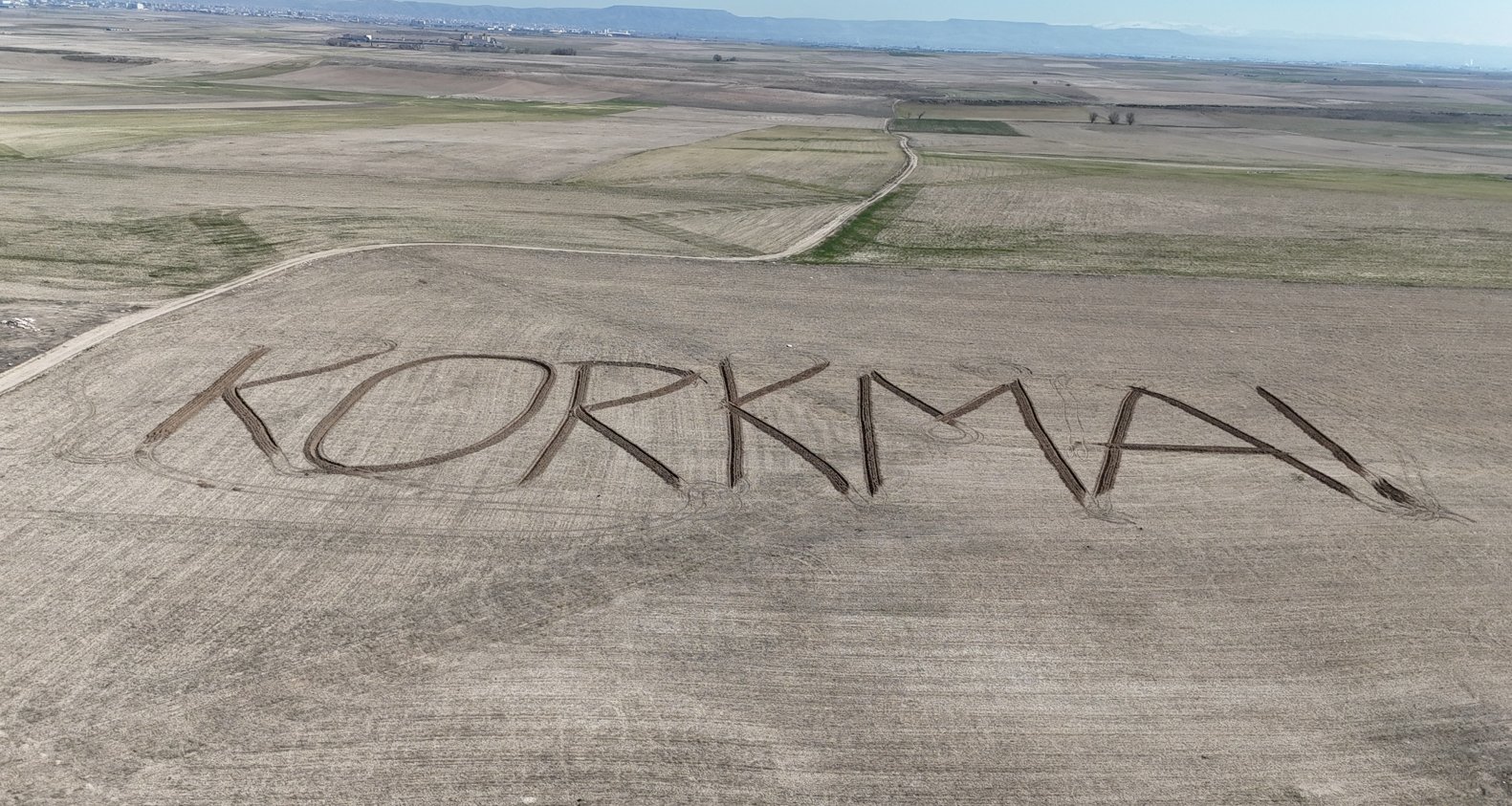 Tarlaya yazılan Korkma kelimesinin genel görünümü