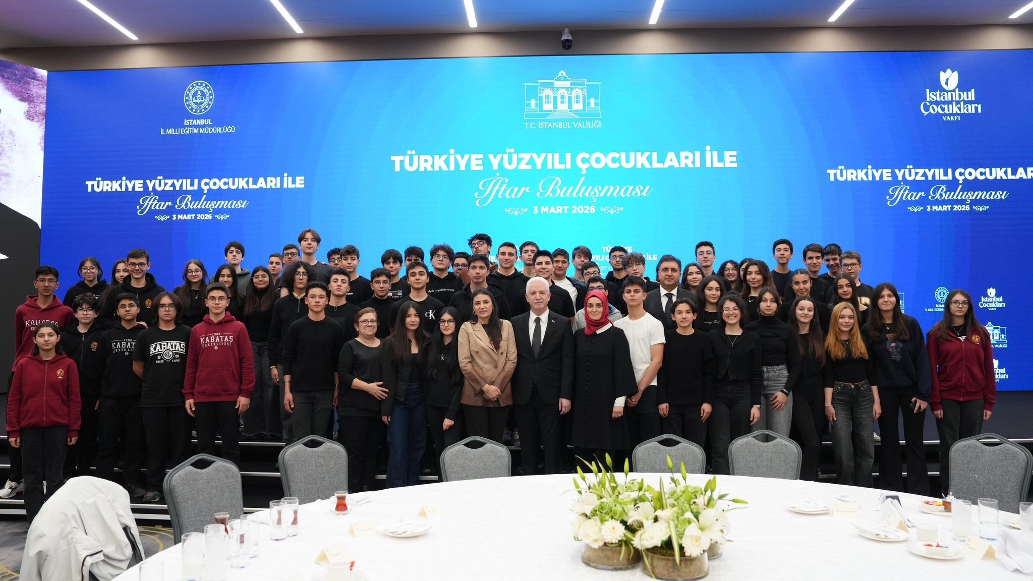 İstanbul Valisi Davut Gül iftar programında konuşma yapıyor