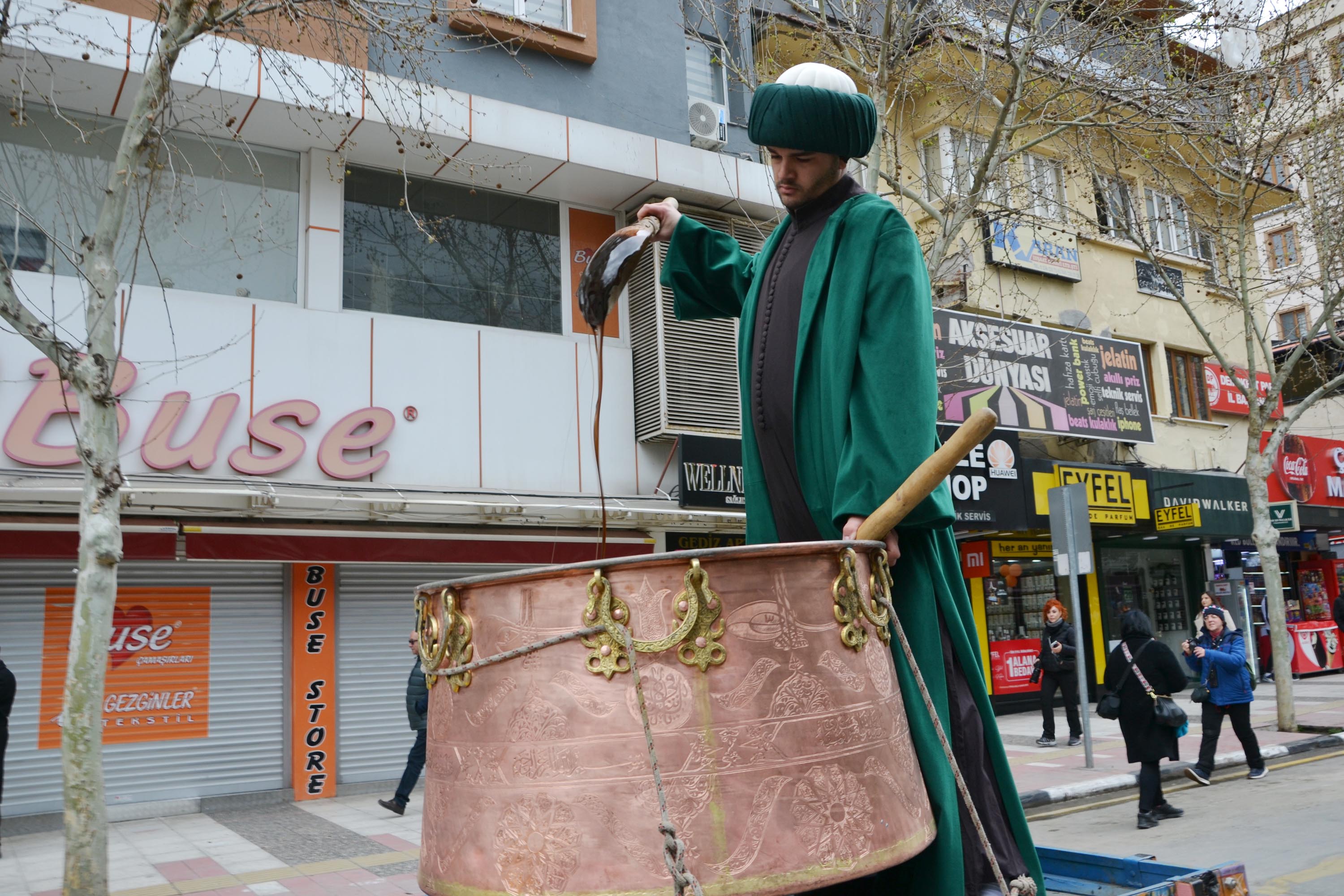 Vatandaşlar Mesir Macunu Alıyor