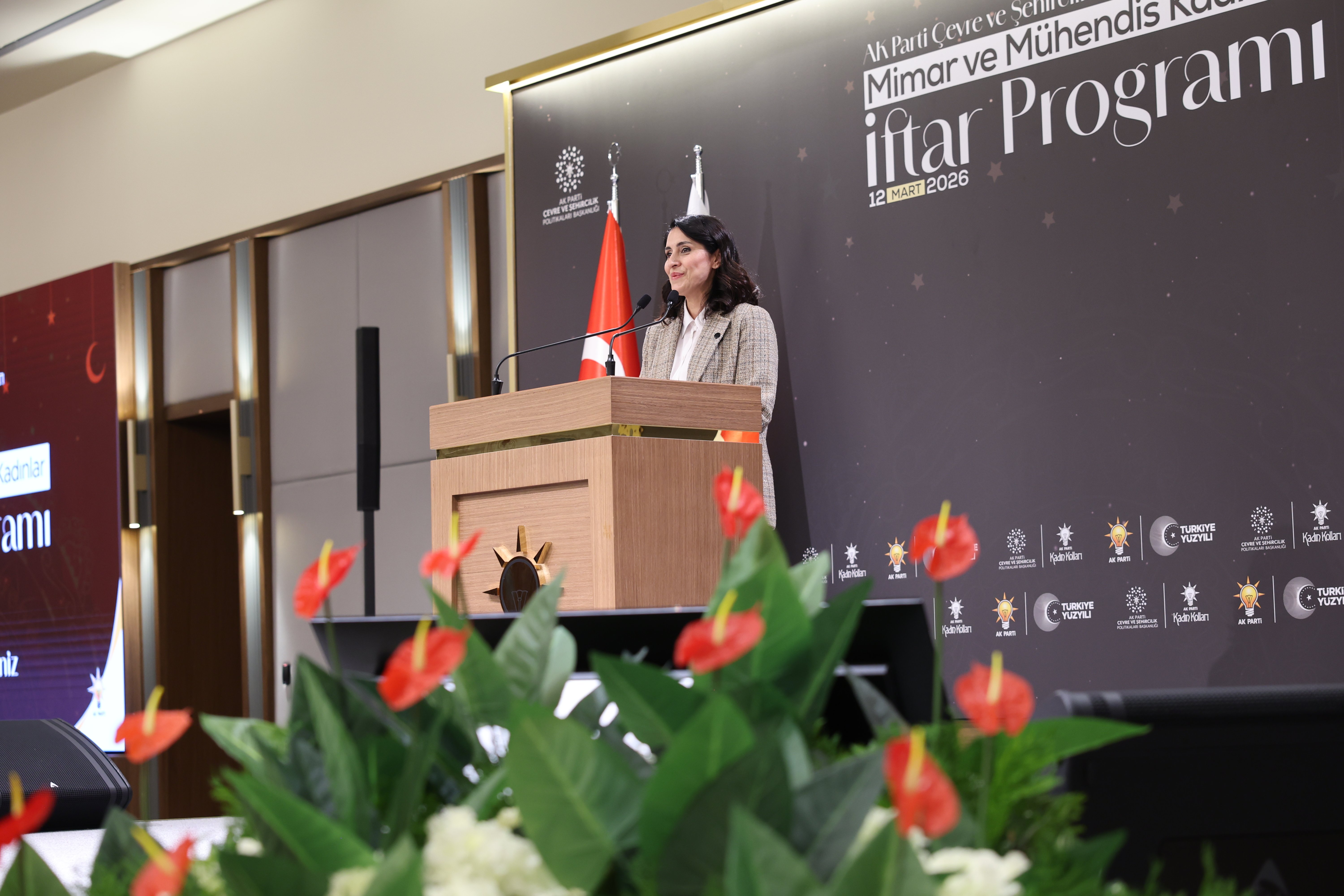 AK Parti iftar programına katılan mimar ve mühendis kadınlar