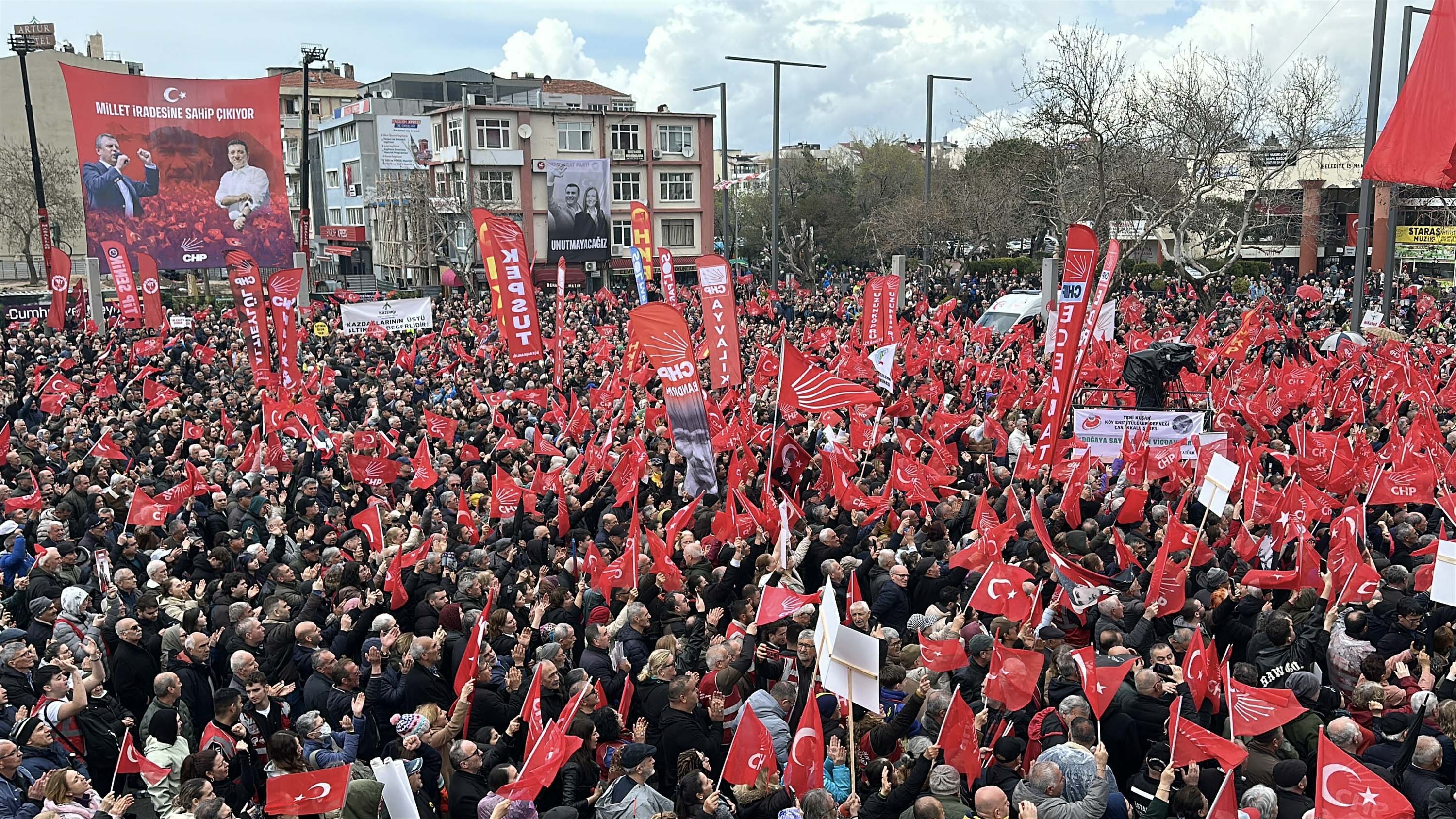 Özgür Özel Kalabalığı Selamlıyor