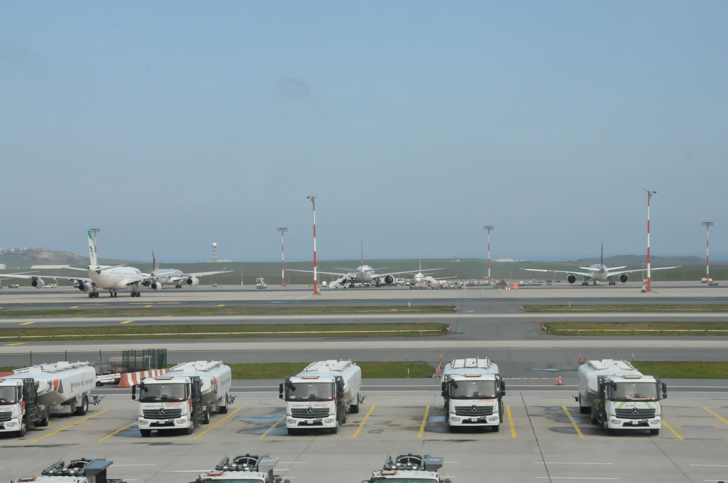 Havalimanında bekleyen Emirates uçağı