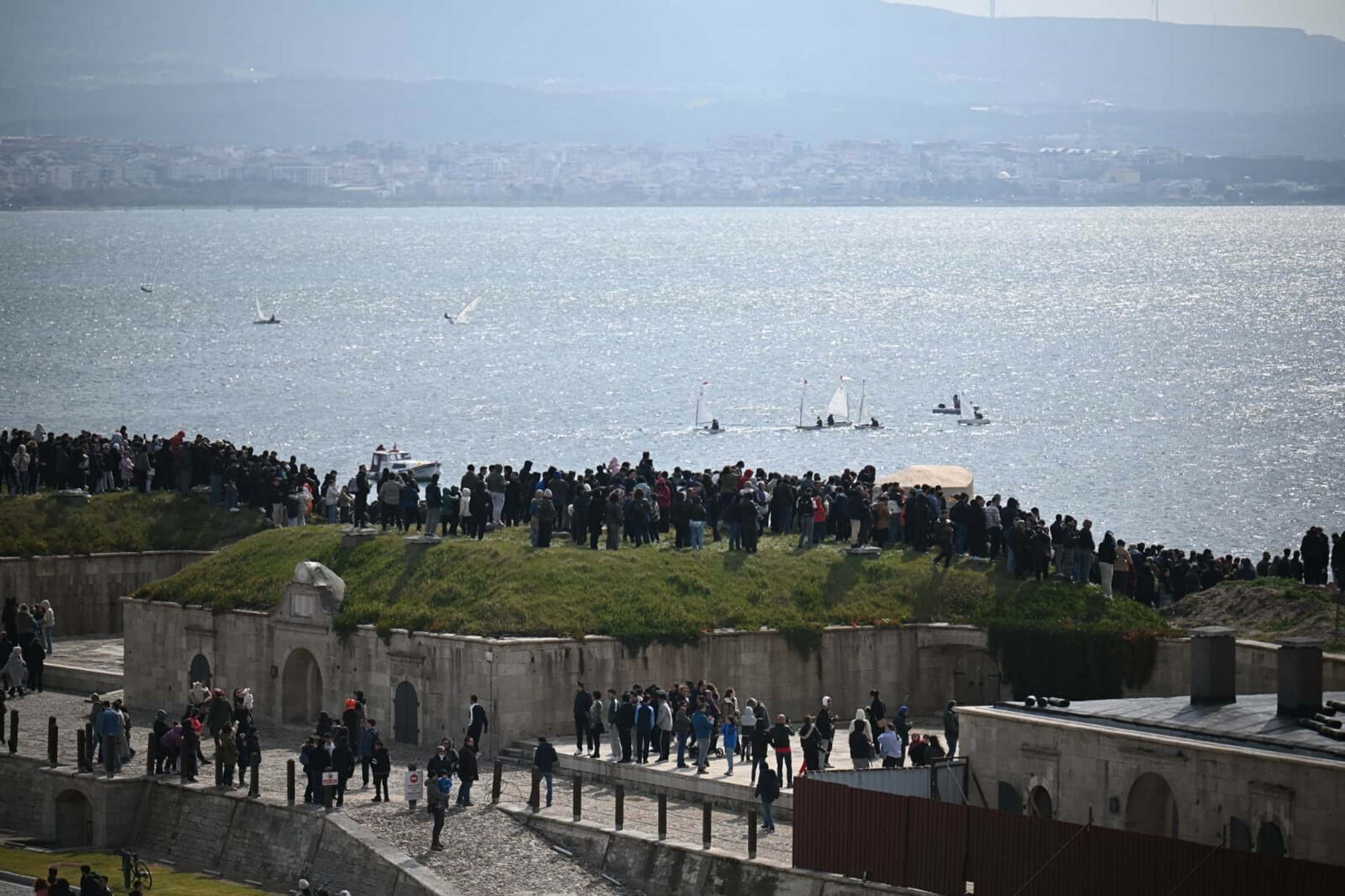 Vatandaşlar SOLOTÜRK gösterisini izliyor