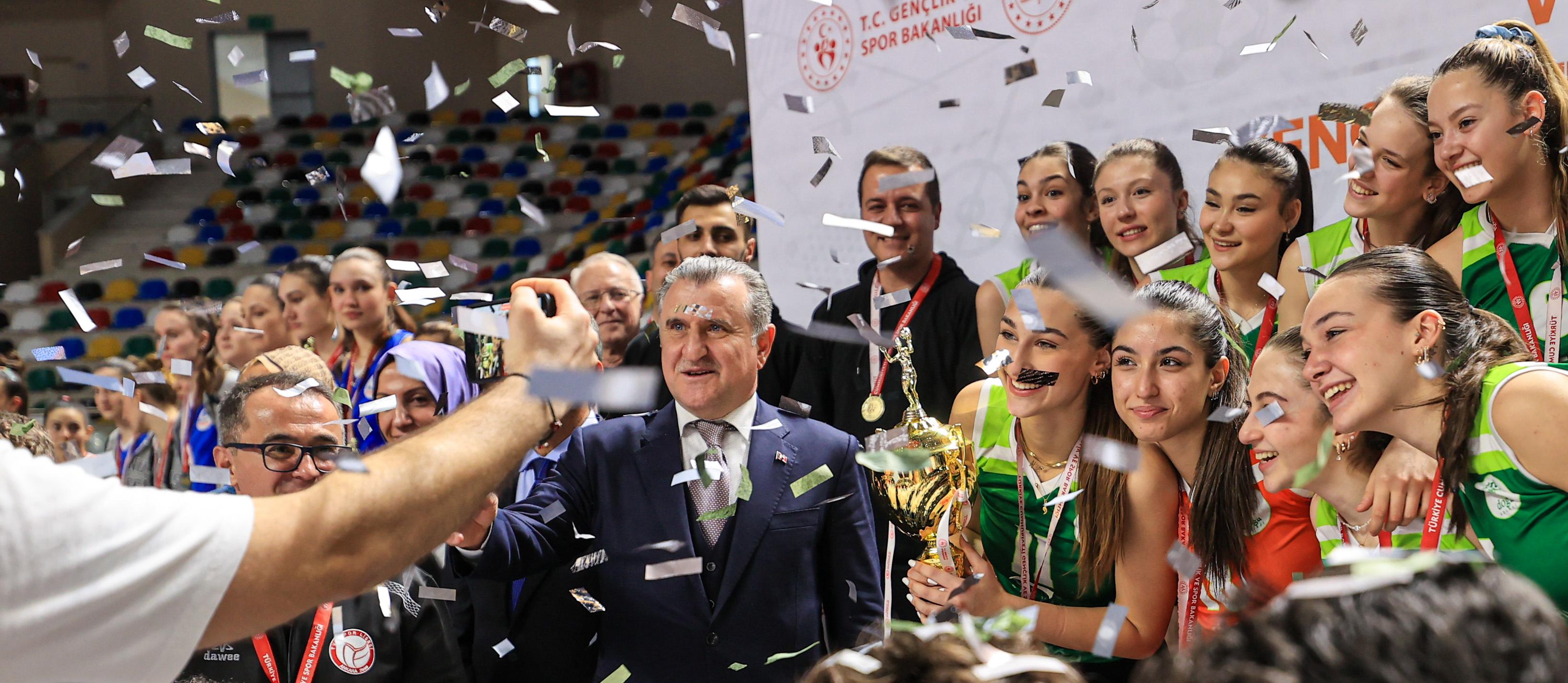 Osman Aşkın Bak Kadın Sporcular