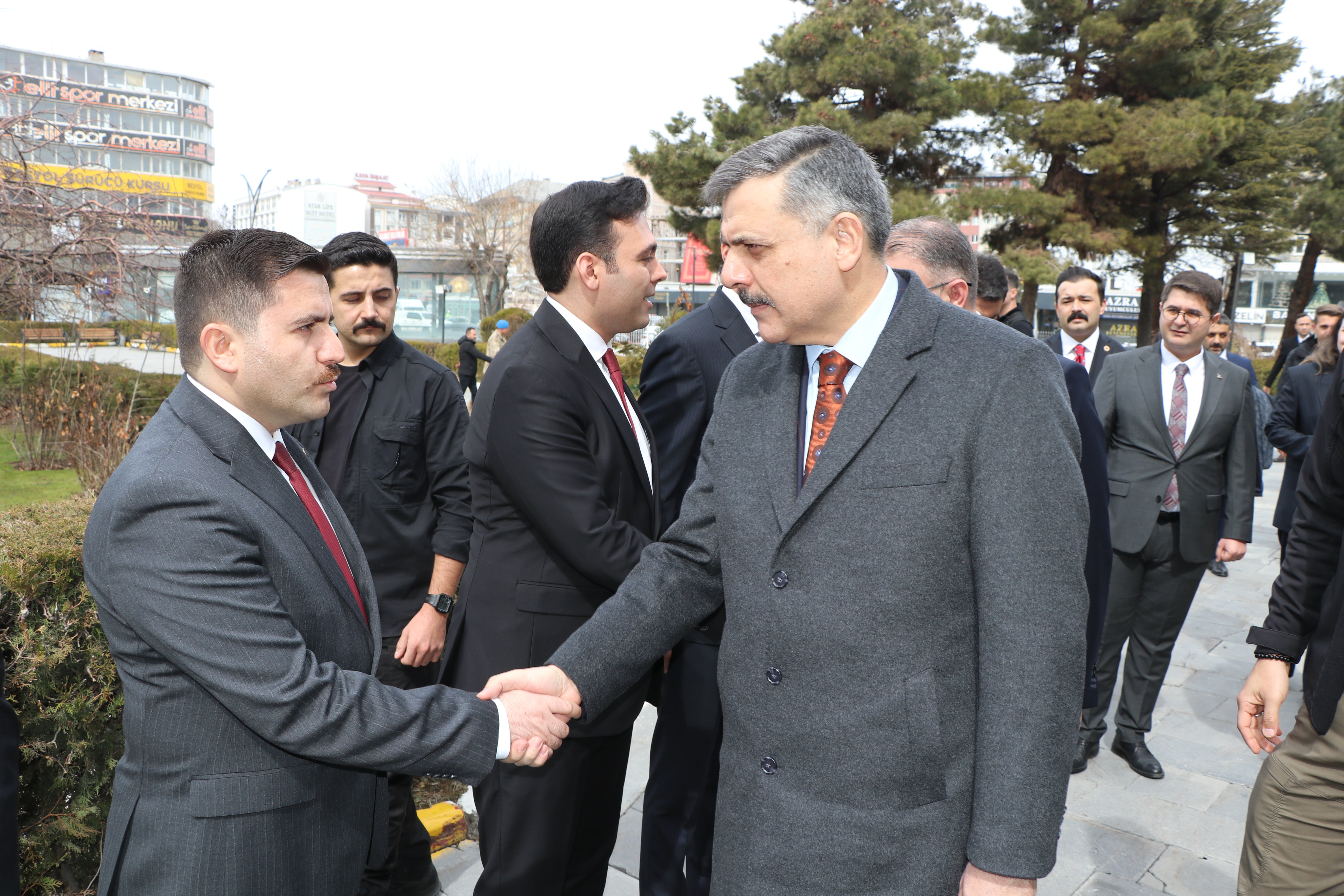 Bakan Çiftçi Van havalimanında