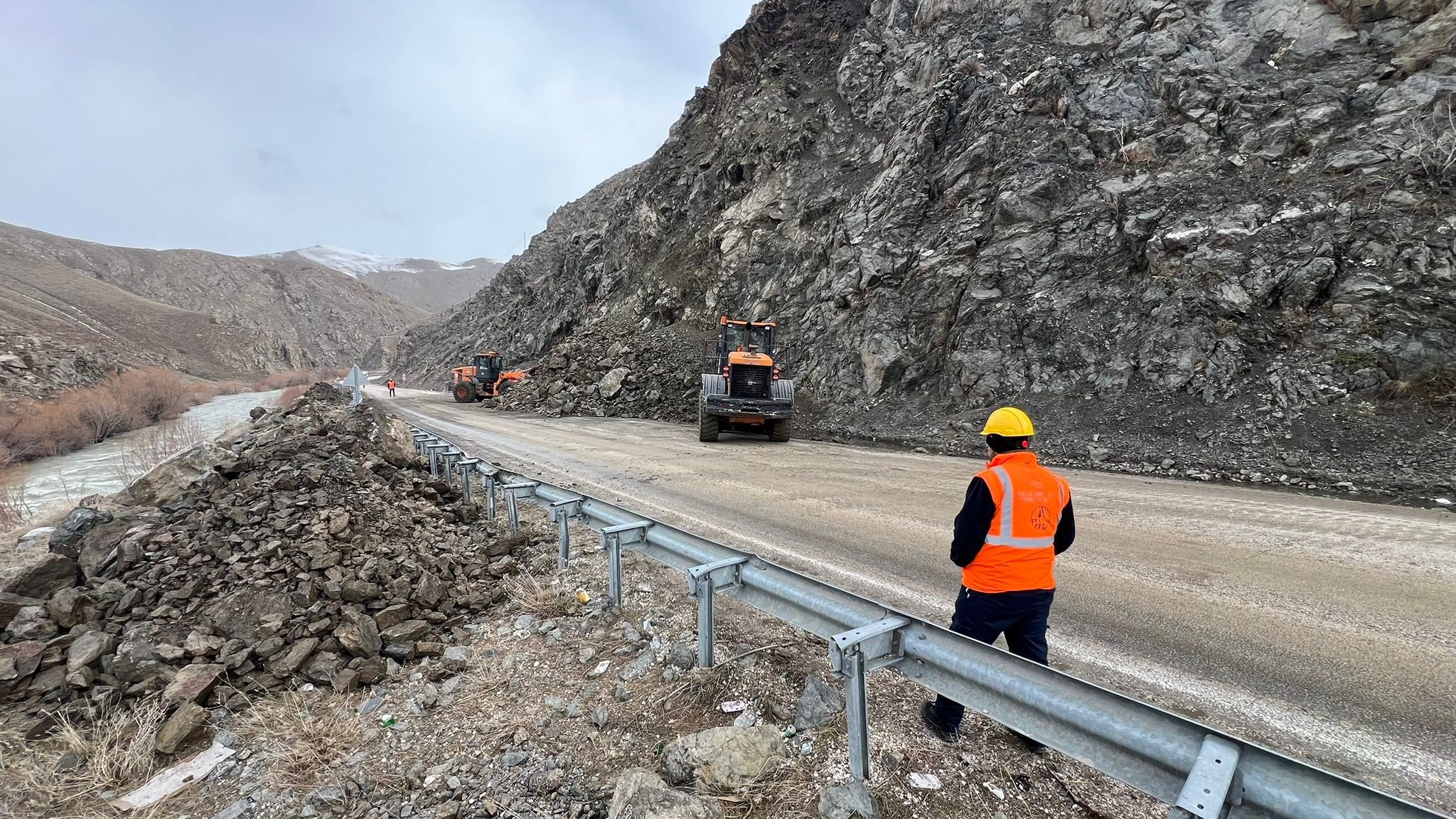 Yüksekova heyelan sonrası yol açıldı