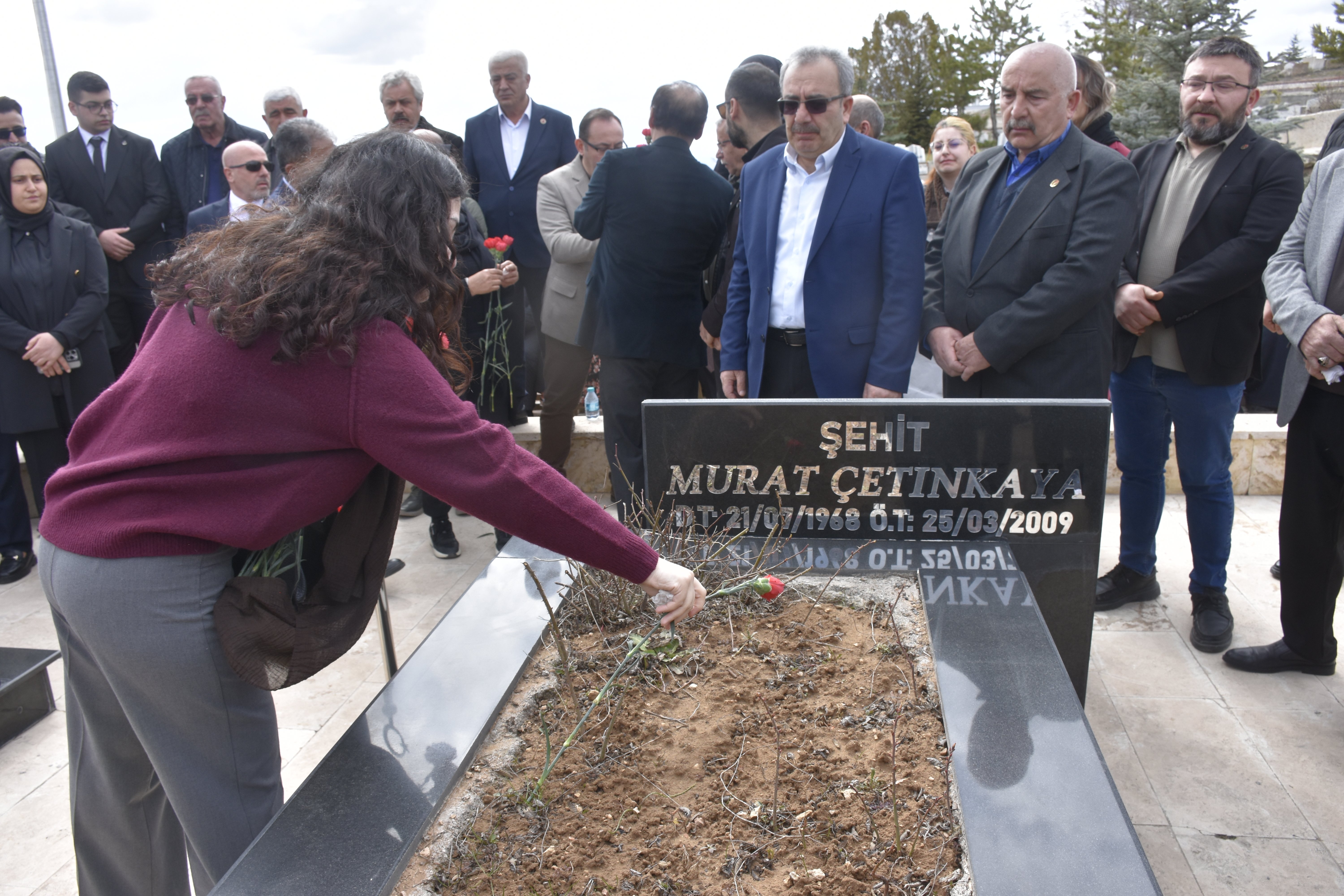 Şevval Çetinkaya babasının mezarı başında